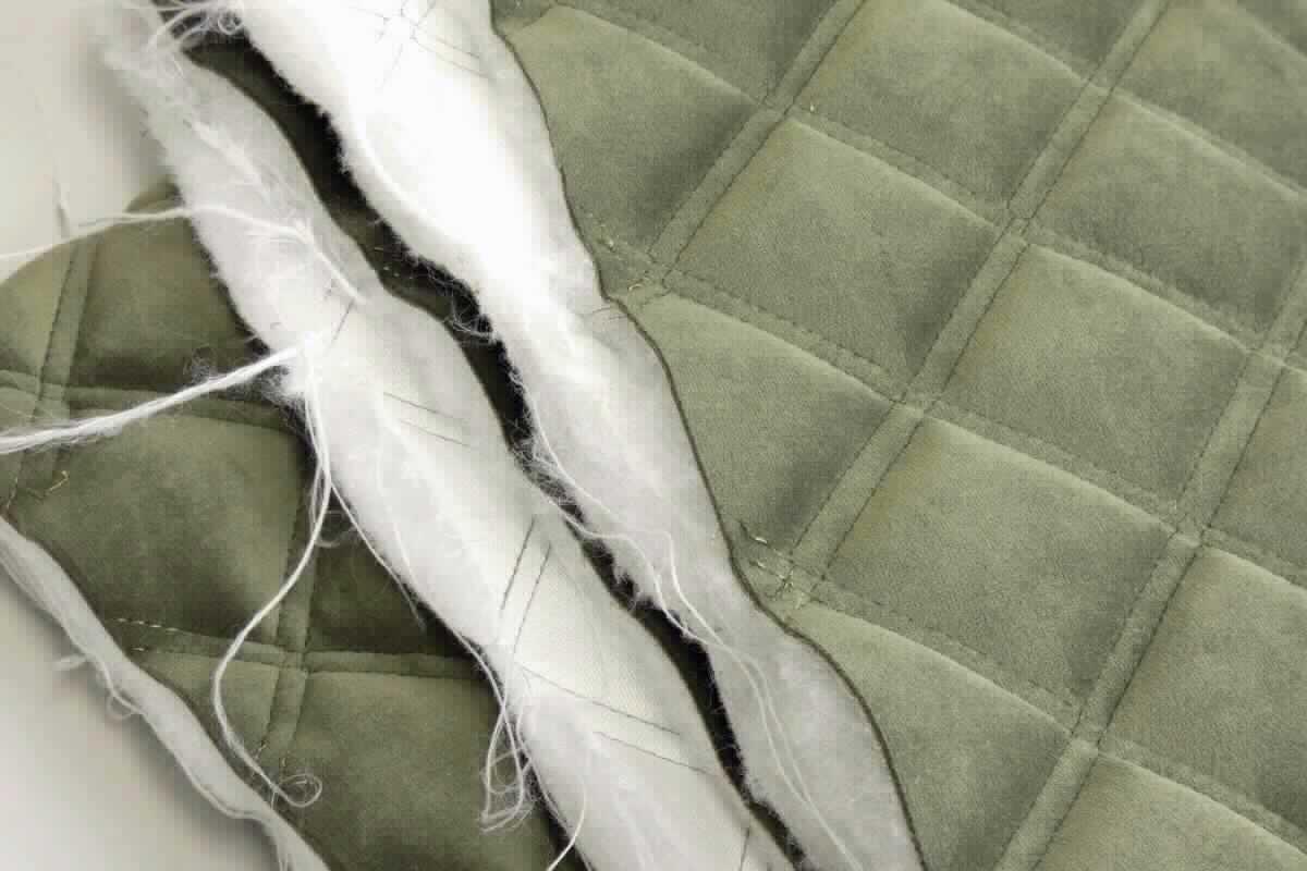 Wattiertes Spinnstofferzeugnis, sog. Möbelbezugsstoff, Foto siehe Anlage,
- als Meterware, mit einer Breite von mehr als 30 cm,
- laut Untersuchungsergebnis:
-- dreilagig gearbeitet:
--- Außenlage (Schauseite):
---- aus einem zweilagigen, durch Kleben miteinander verbundenen Flächenerzeugnis mit einer Oberlage aus 
      einem Samtgewirke aus synthetischen Chemiefasern und einer Unterlage aus einem einfarbigen Gewebe aus 
      synthetischen Chemiefasern,
---- im Hinblick auf die Bedeutung im Bezug auf das äußere Erscheinungsbild verleiht das die Oberlage bildende
      Samtgewirke der Außenlage ihren wesentlichen Charakter,
--- Zwischenlage aus einem Wattierungsstoff (Vliesstoff) aus Chemiefasern,
--- Innenlage aus einem einfarbigen Gewebe aus synthetischen Chemiefasern, 
-- alle Lagen sind durch Nähstichreihen versteppt,
- die Musterung verleiht dem Erzeugnis nicht den Charakter einer Stickerei, somit keine Ware der Position 5810,
- insbesondere im Hinblick auf die Bedeutung im Bezug die Verwendung verleiht das die Schauseite bildende 
  Samtgewirke der Ware ihren wesentlichen Charakter, u. a. damit keine Ware der Position 6001.

"Wattiertes Spinnstofferzeugnis als Meterware, aus mehreren Spinnstofflagen, mit Wattierungsstoff verbunden, 
 durch Steppen abgeteilt, keine Stickerei der Position 5810, aus Gewirken"