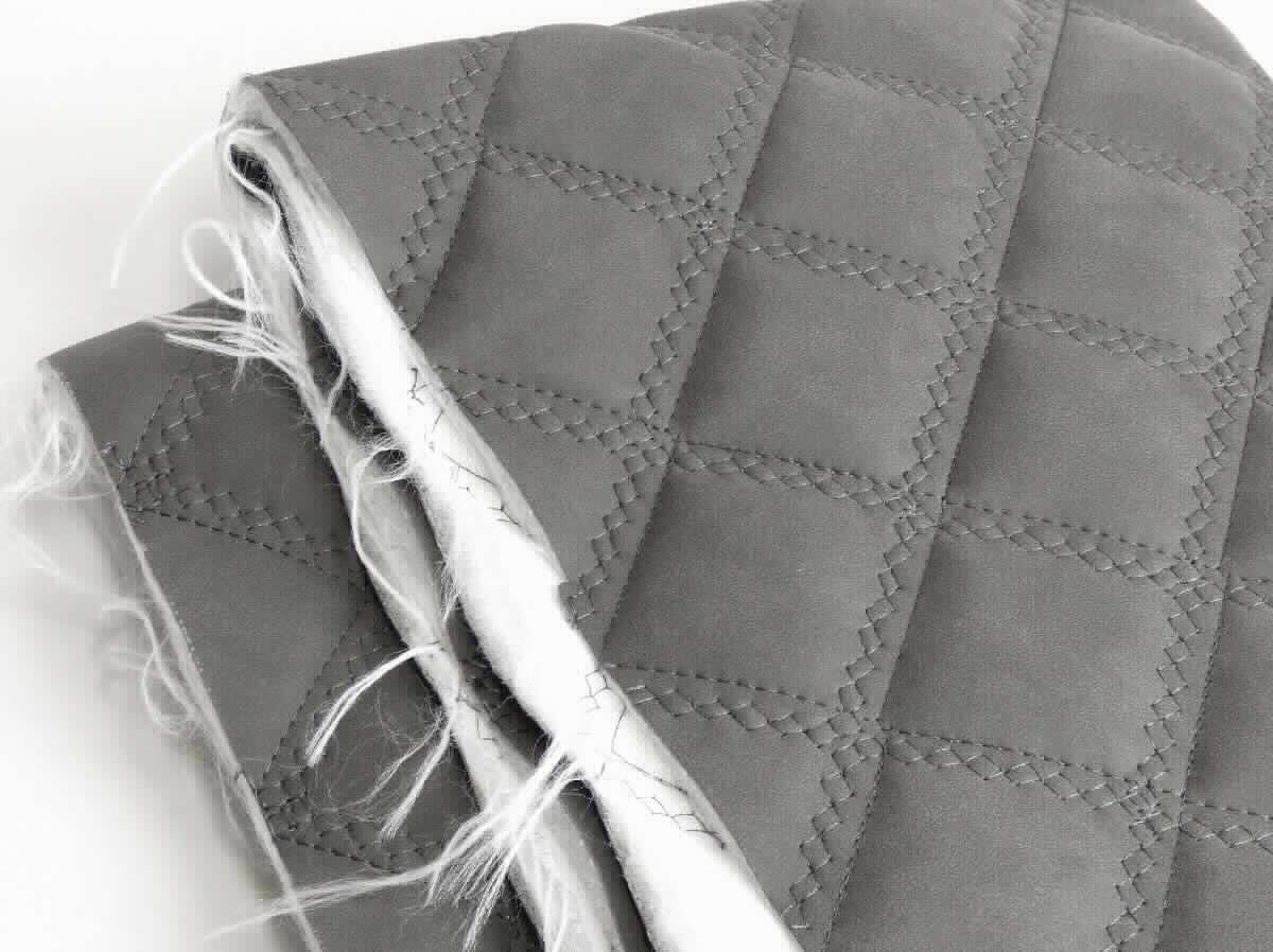 Stickerei, sog. Möbelbezugsstoff, Foto siehe Anlage,
- als Meterware, mit einer Breite von mehr als 30 cm, 
- laut Untersuchungsergebnis:
-- dreilagig gearbeitet,
--- mit einer Außenlage (Schauseite) aus einem Gewebe der Position 5903 aus überwiegend synthetischen 
    Chemiefasern und einer Beimischung von künstlichen Chemiefasern und Baumwolle; auf der Außenseite mit 
    bloßem Auge wahrnehmbar mit geprägtem Zellkunststoff (laut Antrag Polyurethan) überzogen; das Gewebe 
    ist buntgewebt, geraut und dicker (ca. 3/5 der Gesamtdicke) als der Zellkunststoff und dient damit nicht nur der
    Verstärkung,
--- mit einer Zwischenlage aus einem Wattierungsstoff (Vliesstoff) aus Chemiefasern,
--- mit einer Innenlage aus einem einfarbigen Gewebe aus Chemiefasern,
-- die drei Lagen sind mit einem aufwendigen Ziermuster versteppt,
-- stellt sich als maschinelle Stickerei dar; keine Ätzstickerei oder Stickerei mit herausgeschnittenem Grund,
- ohne Hinweise auf Handarbeit,
- mit einem Wert von laut Antrag weniger als 17,50 Euro je kg Eigengewicht,
- keine Meterware der Position 5903, da Stickereien vom Kapitel 59 ausgenommen sind.

"Stickerei als Meterware, keine Ätzstickerei und Stickerei mit herausgeschnittenem Grund, aus Chemiefasern,
 mit einem Wert von weniger als 17,50 Euro je kg Eigengewicht, nicht handgearbeitet"