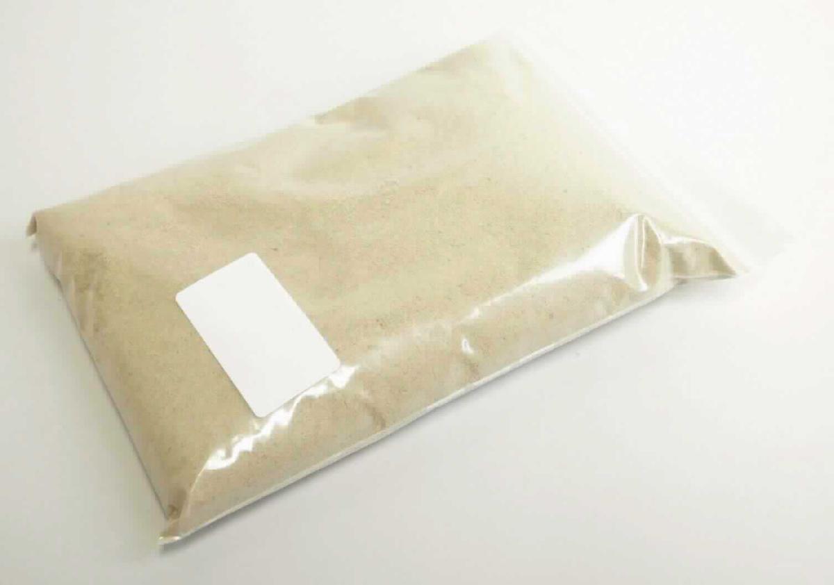 Reiskleie

Antragsangaben: Reisschleifmehl bestehend aus den Randschichten und dem Keimling des Reiskorns, beim Schleifen und Polieren von Parboiled und Non-Parboiled Cargoreis anfallend. Die Reiskleie kann bis zu 5 % Calcium-Carbonat als technisches Hilfsmittel enthalten, weitere Zutaten oder Zusatzstoffe werden nicht zugesetzt. Sie findet Verwendung bei der Herstellung von Mischfuttermitteln.

Äußere Beschaffenheit des vorgelegten Warenmusters: beigebraunes, faseriges, feines Pulver, einer fein vermahlenen Kleie entsprechend. 
Stärkegehalt (gemäß Angabe): 35 GHT oder weniger.
Aschegehalt (gemäß Angabe): mehr als 1,6 GHT.

Die Ware erfüllt nicht die Kriterien der Anm 2 A Kap 11. Sie ist damit der Pos 2302 der KN zuzuordnen.

Kleie und andere Rückstände vom Sichten, Mahlen oder von anderen Bearbeitungen von Getreide, hier von Reis mit einem Gehalt an Stärke von 35 GHT oder weniger