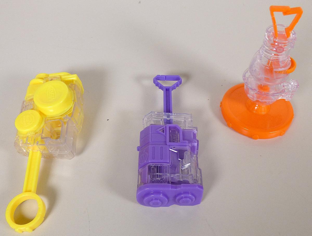 Spielzeug in Form von Wasserpistolen in drei verschiedenen Ausführungen
- alle aus Kunststoffen gefertigt
- mit einer maximalen Größe von ca. 12 cm
- als unterschiedliche Schusswaffen (Maschinengewehre) gestaltet, zwei mit einem doppelten Lauf
- mit einem Wassertank mit einer verschließbaren Öffnung an der Oberseite
- zwei Waffen mit einem Pumphebel zum Verspritzen des Wassers, eine mit einem Rädchen zum Verspritzen
- dient der spielerischen Unterhaltung von Kindern und Erwachsenen
- in einem bedruckten Kunststoffbeutel mit einer gedruckten Anleitung für den Einzelverkauf aufgemacht.

Die Waren werden zolltarifrechtlich als "anderes als in den Unterpositionen (KN) 9503 0010 bis 9503 0079 genanntes Spielzeug, Spielzeugwaffe, nicht aus Holz handgearbeitet" eingereiht.