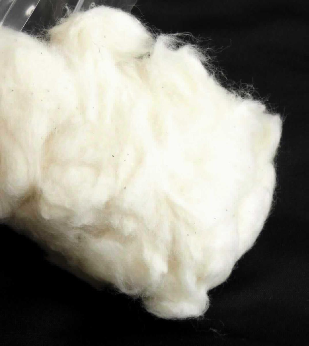 Abfall von Baumwolle, sog. Baumwolle Fasern, Foto siehe Anlage, 
- laut Untersuchungsergebnis:
-- aus Baumwolle,
-- in Form von Kämmlingen aus der Spinnerei-Vorbereitung,
-- weder kardiert noch gekrempelt, 
-- in loser Form (keine parallele Lage oder Band),
-- keine Garnabfälle und kein Reißspinnstoff,
- stellt sich als Abfall von Baumwolle dar, somit keine Ware der Position 5201.

"Abfall von Baumwolle, anderer als in den Unterpositionen 5202 10 bis 5202 91 genannte"