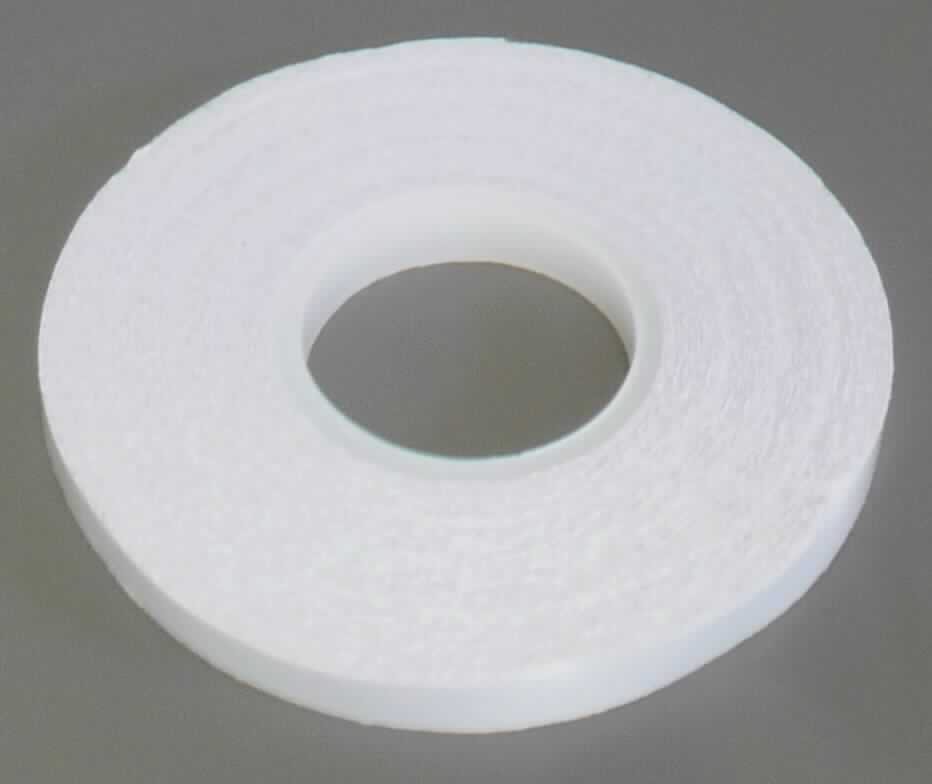 Angaben des Antragstellers:
beidseitig selbstklebendes, transparentes Folienband, auf einer Kunststoffrolle aufgerollt in einer Breite 6 mm / Länge 9 m
Zum Schutz des Folienbandes ist dies mit einem weißen Schutzpapier zum leichten und besseren Abziehen des Bandes abgedeckt. Das Folienband dient nur zur vorübergehenden Fixierung und kann ausgewaschen werden. Der Artikel ist auf einer Karte in Einzelaufmachungen gepackt.

Feststellungen an einem Warenmuster:
Es wurde ein farbloses, strukturiertes, beidseitig klebendes Band ohne Trägermaterial vorgelegt (Breite: ca. 6 mm). Das Klebeband ist mit einer Schutzfolie versehen, auf einer Pappspule aufgerollt und für den Einzelverkauf aufgemacht (Aufdruck auszugsweise: "doppelseitig klebendes, transparentes Band").

Befund:
Es liegt ein zur Verwendung als Klebstoff geeignetes Erzeugnis in Aufmachung für den Einzelverkauf mit einem Gewicht des Inhalts von 1 kg oder weniger im Sinne der Unterposition (KN) 3506 1000 vor.