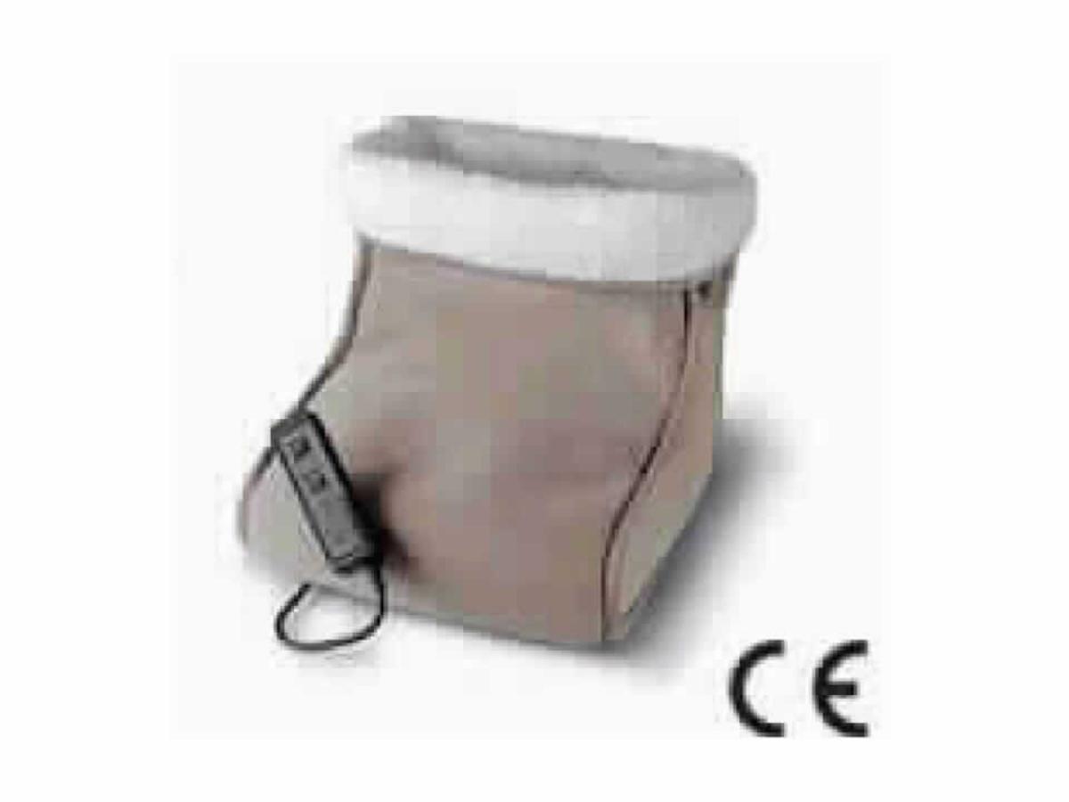 Sog. Fußwärmer mit Massage, Modell FWM 40, Art.Nr. 533.00, bestehend aus einem Fußsack, im Wesentlichen aus Spinnstoffen (Außenlage aus Gewirke, Innenlage aus Schaumstoff, entnehmbarer Einsatz aus Plüschgewirke), mit integriertem elektrischem Heiz- und Vibrationsmassageelement, mit Kabel und Bedienelement mit zwei Schaltern zum Einstellen der Funktionen: Massage und Wärme, jeweils zweistufig, getrennt oder gemeinsam anwendbar, ein Netzteil ist beigefügt. Maße: L 32 cm, B 26 cm, H 26 cm. Abbildung siehe Anlage. Die Ware ist in einem bedruckten Pappkarton verpackt. Der Fußsack dient zum Wärmen und Massieren der Füße (Multifunktionsgerät), wobei eine Hauptfunktion nicht ermittelbar ist. Die Einreihung erfolgt gemäß AV 3 c) in die zuletzt genannte Position.
Das Erzeugnis wird als "elektrisches Vibrationsmassagegerät" eingereiht.