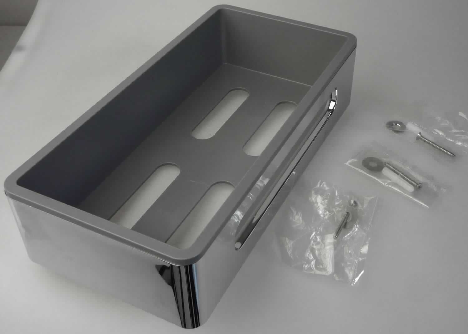 Es handelt sich um einen zweiteiligen Duschkorb (Abmessungen ca. 28 x 14 x 6,5 cm [B x T x H]) bestehend aus einer rechteckigen, mit länglichen Aussparungen und drei Lochungen versehene Halterung aus verchromten Kunststoff, in die passgenau ein rechteckiger, mit fünf länglichen Aussparungen versehener Korb aus Kunststoff eingesetzt ist. Das Regal wird mittels beiliegenden Montagematerials (jeweils drei Schrauben, Unterlegscheiben und Dübel) an der Wand befestigt und dient als Ablage in Duschen und Badezimmern.
Die Ware ist als "anderes als in den Positionen 9401 bis 9402 erfasstes Möbel aus Kunststoff" einzureihen.