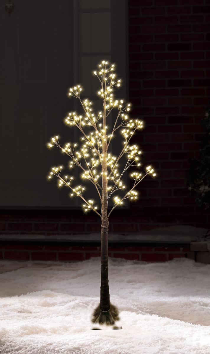 Bei dem sog. LED-Baum handelt es sich um einen elektrischen Beleuchtungskörper in Form eines etwa 150 cm hohen Baums. Er besteht aus einem Sockel und einem Stamm aus Kunststoff sowie Metalldrähte, die an den Verästelungen zu Zweigen gebogen sind und an deren Enden insgesamt 264 fest verbaute, warmweiß leuchtenden LED-Lichtquellen angebracht sind. Die elektrische Ausstattung weist ein Netzteil mit Kabel auf.

Der stoffliche Charakter der Ware wird insbesondere aufgrund des Umfangs und des äußeren Erscheinungsbildes durch den Kunststoffanteil bestimmt.

Der LED-Baum ist für die Innen- und Außenbeleuchtung geeignet.

Das Erzeugnis ist als "elektrischer Beleuchtungskörper, anderweit weder genannt noch inbegriffen, nicht von den Unterpositionen (HS) 9405 11 bis 9405 41 erfasst, ausschließlich zur Verwendung mit LED-Lichtquellen bestimmt, kein Scheinwerfer, aus Kunststoffen" einzureihen.