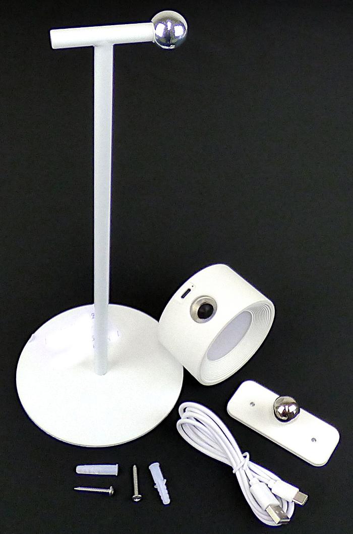 Die sog. 3 in 1 Leuchte ist eine noch nicht zusammengesetzte Leuchte. Der etwa 8 bzw. 7,5 cm lange und im Durchmesser etwa 3 bis 5 cm große Leuchtenkopf besteht aus einem Gehäuse aus Metall, darin fest verbauten, weiß leuchtenden LED-Lichtquellen, einem weißen, transluzenten Diffusor, einem Akkumulator, einer USB-C-Buchse, einem Berührungsschalter und einem Magneten zur universellen Montage. Er kann allein als tragbare Leuchte verwendet werden.
Das Erzeugnis kann ebenfalls als Tischleuchte verwendet werden, indem es an dem beiliegenden Standfuß (d: etwa 12cm, H: etwa 2 mm) mit rundem Stab (d: 1 cm, H: etwa 31 cm) und Metallkugel befestigt wird.
Zusätzlich ist eine universelle Nutzung z. B. mit einem Adapter mit rückseitigem Klebeband bzw. mit Schraubmontage möglich. Die Metallteile sind mit weißem bzw. schwarzem Pulver beschichtet.

Die Leuchte kann über ein mitgeliefertes USB-A/USB-C-Kabel (etwa 112 cm) aufgeladen werden.

Das Erzeugnis verfügt über mehrere Verwendungsmöglichkeiten, die von verschiedenen Positionen der KN (8513 und 9405) erfasst werden. Innerhalb der Position 9405 verfügt es über mehrere Verwendungsmöglichkeiten, die von verschiedenen Unterpositionen (Tischleuchte bzw. universell einsetzbare Leuchte, 9405 21 und 9405 42) erfasst sind. Die Einreihung erfolgt daher jeweils in die zuletzt genannte der gleichermaßen in Betracht kommenden Positionen und Unterpositionen.

Hinweise auf Handfertigung liegen nicht vor.

Das Erzeugnis ist als "elektrischer Beleuchtungskörper, anderweit weder genannt noch inbegriffen, nicht von den Unterpositionen (HS) 9405 11 bis 9405 41 erfasst, ausschließlich zur Verwendung mit LED-Lichtquellen bestimmt, kein Scheinwerfer, aus Metall, nicht handgearbeitet" einzureihen.