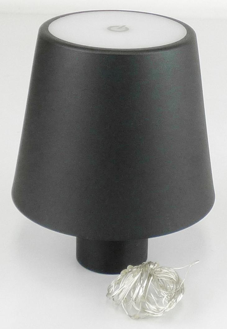 Bei den sog. Flaschenlampen, Art.-Nrn. 9072842, 9069168, 907219 (Kopf-Artikelnr. 7592055), handelt es sich um LED-Lampen in Form eines konischen Lampenschirmes aus Metall in den Farben schwarz, weiß, gold (Abmessungen ca.: 110 x 110 x 132 mm) mit integrierten weiß leuchtenden LED unter einer Kunststoffabdeckung, am unteren Ende mit einer einem Aufsteckverschluss ähnlichen Vorrichtung mit integrierter LED-Lichterkette zum Aufstecken auf einen Flaschenhals, einem Ein-/Ausschalter, einem Akkumulator und einem USB-Ladeanschluss.

Die Bestandteile aus Metall bestimmen nach Umfang, äußerem Erscheinungsbild und Stabilität gebendes Element den Charakter der Ware.

Hinweise auf Handfertigung liegen nicht vor.

Das Erzeugnis ist als "elektrischer Beleuchtungskörper, anderweit weder genannt noch inbegriffen, nicht von den Unterpositionen (HS) 9405 11 bis 9405 41 erfasst, ausschließlich zur Verwendung mit LED-Lichtquellen bestimmt, kein Scheinwerfer, aus Metall, nicht handgearbeitet" einzureihen.