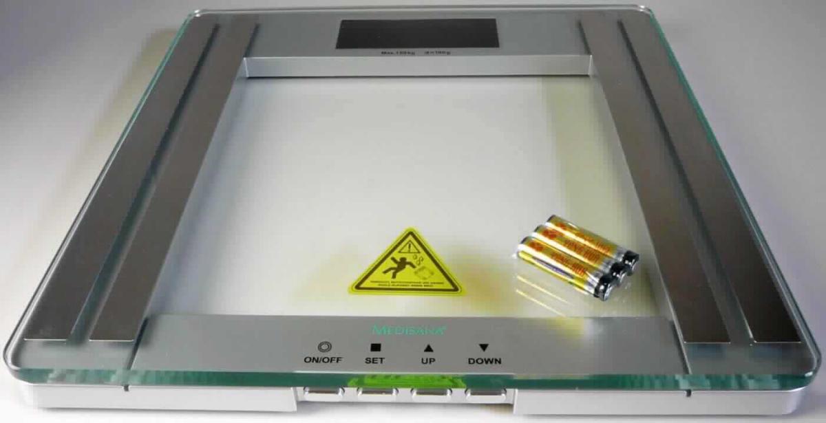Personenwaage PSM mit Körperanalyse-Funktionen,
- in Form einer elektrischen Personenwaage mit einer quadratischen Glastrittfläche, 4 Elektroden, 
  Display und Bedienelementen (Abbildung siehe Anlage),
- zum Wiegen von Personen bis max. 180 kg mit einer Genauigkeit von 100 g, zur Anlayse von
  Körperfett- und Wasseranteil, Knochen- und Muskelmasse sowie dem täglichen Kalorienbedarf,
- in einer gemeinsamen Verkaufsumschließung mit 3 Batterien und Bedienungsanleitung (Beipack).
Die Personenwaage bestimmt den Charakter des Ganzen.

"Waage mit einer Empfindlichkeit von mehr als 50 mg, Personenwaage, keine Haushaltswaage
 (zusammengesetzte Ware aus charakterbestimmender Waage und Messgerät in Warenzusam-
 menstellung in Aufmachung für den Einzelverkauf mit nicht charakterbestimmendem Beipack)
 - sog. Personenwaage"