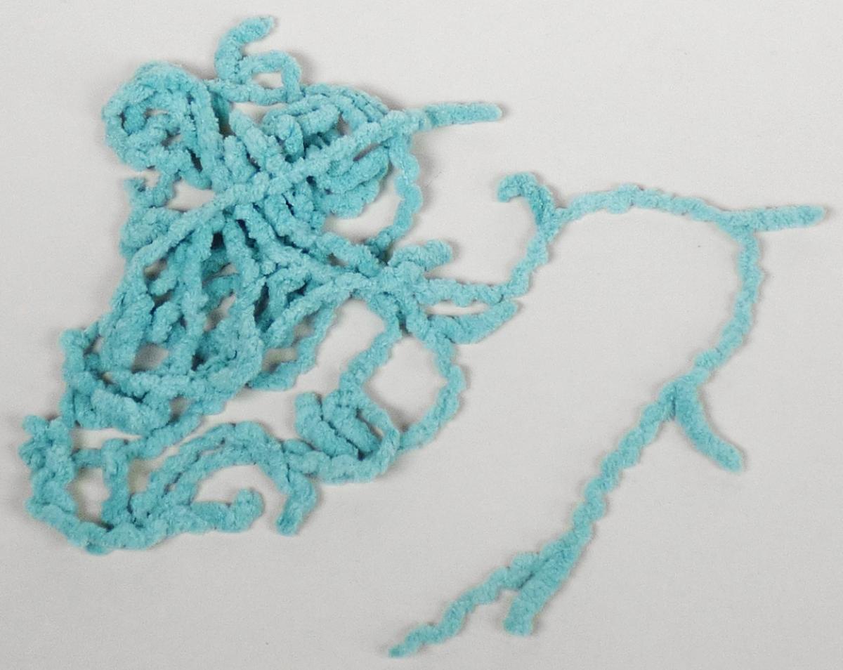 Gewirke, Foto siehe Anlage,
- auf einer Pappkarte aufgemacht,
- als Meterware, mit einer Länge von laut Antrag 50 m,
- aus einem Chenillegarn und einem anderen Garn, beide aus synthetischen Chemiefasern (laut Antrag
  Polyester),
- keine Elastomergarne oder Kautschukfäden enthaltend,
- keine Raschelspitze,
- stellt sich als Gewirke dar, somit keine Ware der Position 5606.

"Gewirke, mit einer Breite von weniger als 30 cm, anderes als solche der Positionen 6001 und 6002,
  aus synthetischen Chemiefasern, keine Raschelspitze"