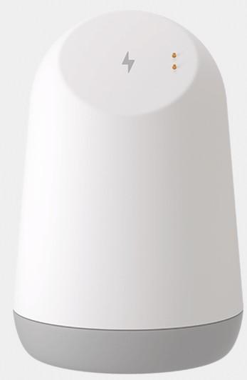 Bei der sog. "Nachttischleuchte für Kinder mit Ladegerät" handelt es sich um eine zusammengesetzte Ware, bestehend aus einer zylinderförmigen ca. 54 mm x 82 mm (d x H) großen elektrischen Nachttischleuchte mit abgerundeter Spitze aus Kunststoff und einem integrierten Ladegerät, auf der eine Smartwatch für Kinder (spezielle Marke, nicht Gegenstand der vZTA) geladen werden kann. Die Nachttischleuchte besteht im Wesentlichen aus einem Lampenschirm (die oberen ca. 70 mm des Zylinders) aus weißem durchscheinendem Kunststoff, einem hellgrauen Lampenfuß (die unteren ca. 12 mm), einer eingebauten LED-Lichtquelle, einem festverbauten USB-Verbindungskabel, einem Ein-/Ausschalter und elektrischer Ausstattung. Am oberen Ende des Lampenschirms befindet sich eine ca. d: 3 cm große abgeschrägte Fläche mit zwei Ladekontakten, auf der die Smartwatch geladen werden kann.

Das Erzeugnis dient gleichermaßen als Ladegerät zum Aufladen von Smartwatches und als elektrisches Nachtlicht. Ein charakterbestimmender Bestandteil ist insbesondere hinsichtlich der Bedeutung in Bezug auf die Verwendung nicht ermittelbar. Daher erfolgt die Einreihung in die zuletzt genannte Position der gleichermaßen in Betracht kommenden Positionen. 

Nach dem Gesamterscheinungsbild ist das Erzeugnis dazu konzipiert, auf einen Nachttisch gestellt zu werden.

Die Ware ist in einen buntbedruckten Karton verpackt.

Das Erzeugnis ist als "elektrischer Beleuchtungskörper, anderweit weder genannt noch inbegriffen, elektrische Nachttischleuchte, ausschließlich zur Verwendung mit LED-Lichtquellen bestimmt, aus Kunststoffen" einzureihen.