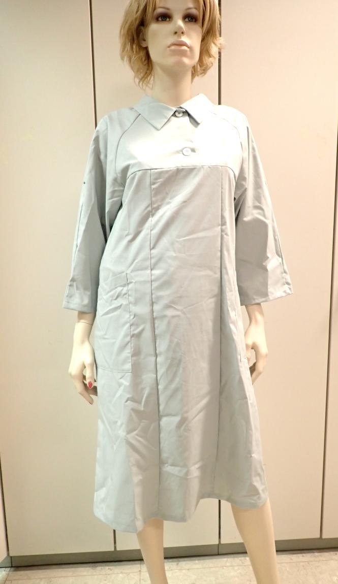 Kleid, in Erwachsenengröße, Foto siehe Anlage,
- in einem Polybeutel verpackt,
- aus ca. 0,3 mm dicken, einfarbigen Geweben aus laut Antrag 65 % Polyester (synthetische
  Chemiefasern) und 35 % Baumwolle,
- über die Knie reichend (Rückenlänge: ca. 110 cm),
- mit einem Umlegekragen,
- vorn mit einer etwa bis zur Brustmitte reichenden Öffnung mit Knopfverschluss von rechts über 
  links,
- hinten mit einer durchgehenden Öffnung mit Knopfverschluss; der letzte Knopf befindet sich 
  ca. 22,5 cm oberhalb des unteren Randes (somit schrittbedeckend),
- mit 3/4-langen Ärmeln,
- am unteren Rand und an den Ärmelenden durch Umschlagen und Festnähen gesäumt,
- kann nach seinen objektiven Merkmalen unterschiedslos im Bett oder an anderen Orten 
  getragen werden und ist daher nicht dazu bestimmt, ausschließlich oder im Wesentlichen
  als Nachtkleidung im Bett getragen zu werden, somit keine Ware der Position 6208,
- kann ohne ein weiteres, den Unterkörper bedeckendes Kleidungsstück getragen werden,
- erfüllt die Bedingungen zur Einreihung als Kleid, somit keine Ware der Position 6211.

"Kleid, aus Geweben, für Frauen, aus synthetischen Chemiefasern"