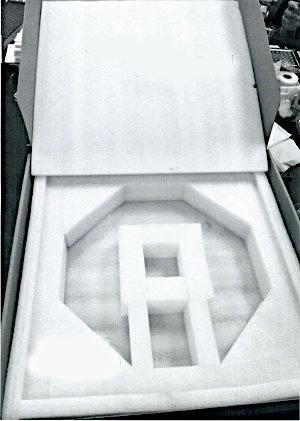 Nach den Antragsangaben sowie den vorgelegten Produktinformationen handelt es sich bei dem sogenannten „Einleger für Pappkartons“ um eine Bodenplatte aus aufgeschäumtem Kunststoff im Sinne der Anmerkung 1 zu Kapitel 39 (laut Antragsangaben aus Styropor).
Die etwa 450 x 450 x 80 mm große Ware ist innenliegend mit einer achteckigen Formgebung sowie mittig mit einer spezifischen Aussparung versehen.

Die Ware dient als Transportverpackung für Kopfbrausen.

Zolltarifrechtlich handelt es sich um ein "Transport- oder Verpackungsmittel aus Kunststoffen, andere als von den TARIC-Codes 3923 1010 00 bis 3923 5090 00 genannt“.