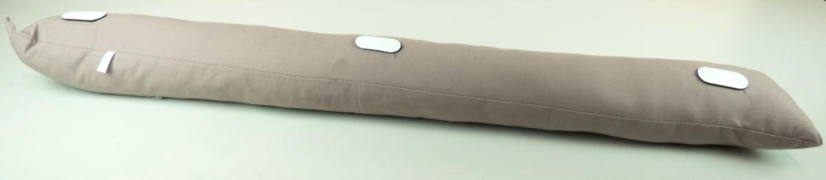 Zugluftstopper, sog. Zugluft-Stopper mit Klettbefestigung, Art. 3501059, Foto siehe Anlage,
- in Form einer laut Antrag 1 m langen Rolle, mit einem Durchmesser von ca. 10 cm,
- aus einfarbigen Geweben aus laut Antrag 100 % Baumwolle,
- mit drei, jeweils ca. 5,5 cm langen Klettverschlussbändern versehen, 
- mit Füllmaterial ausgestopft und durch Zusammennnähen konfektioniert,
- wird zum Verhindern von Zugluft vor die Tür oder das Fenster gelegt,
- aufgrund der eindeutig raumbezogenen Funktion (Tür- bzw. Fenstervorleger) kennzeichnet sich die
  Ware als Ware zur Innenausstattung, damit keine Ware der Position 6307.

"Ware zur Innenausstattung (Zugluftstopper), aus Spinnstoffen, keine Ware der Position 9404, aus Ge-
 weben, aus Baumwolle, nicht nach dem Batik-Verfahren handbedruckt"