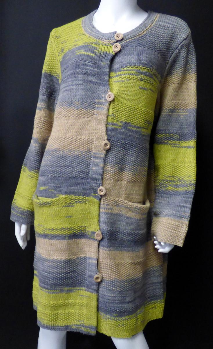 Kleidung, sog. Langstrickjacke "Ella", Größe M, Foto siehe Anlage,
- aus ca. 5 mm dicken, buntgewirkten, unterschiedlich strukturierten Gestricken aus laut Antrag
  70 % Wolle und 30 % Baumwolle,
- über den halben Oberschenkel reichend (Rückenlänge: ca. 94 cm), somit keine Strickjacke oder Jacke,
- mit einem rundem Halsausschnitt, mit Blende,
- vorn mit einer durchgehenden Öffnung mit Knopf- und Schlaufenverschluss von rechts auf links, 
- mit langen Ärmeln,
- mit zwei eingesetzten, offenen Taschen unterhalb der Taille,
- am unteren Rand und an den Ärmelenden abgepasst gestrickt,
- u. a. aufgrund der Ausstattung (großer Knopfabstand und Art des Verschlusssystems) kein Kleid,
- wird u. a. aufgrund des Materials und der Ausstattung nicht über jeder anderen Kleidung und zum
  Schutz gegen das Wetter getragen, somit kein Mantel.

"Kleidung, andere als in den Positionen 6101 bis 6113 genannte, aus Gewirken, aus Wolle"