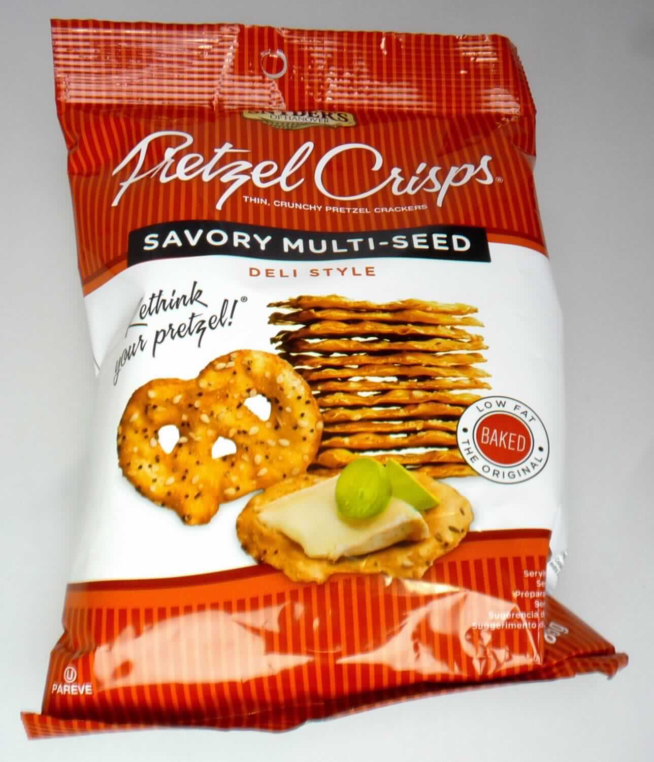 Knuspriges Bretzelgebäck

Antragsangaben: knusprige Bretzeln, Geschmacksrichtung "Multi-Seed"

Beschreibung des vorgelegten Warenmusters: 
Sehr dünnes, ca. 6 cm x 4 cm großes, brüchiges, braun gebackenes, mit etwas Mohn und Sesam bestreutes 
Laugen-Knabbergebäck; der in eine Bretzelform gebrachte Teig ist beim Backen auf dem Blech auseinander-
gelaufen und unter leichter Blasenbildung gelockert, das fertige Erzeugnis ist daher keksähnlich, vergleichbar 
mit Crackern, und nicht einer handelsüblichen extrudierten Salzbretzel entsprechend.
Geschmack: Salzig, nach krossem Knabbergebäck mit Mohn und Sesam.
Verpackung: Mehrsprachig bedruckter rot-weißer Originalschlauchfolienbeutel mit Abbildung eines Servier-
vorschlags, der Aufdruck enthält Angaben zum Erzeugnis (Thin Crunchy Pretzel Crackers - Savory Multi-Seed), 
zur Füllmenge (85 g), zu den Zutaten (siehe Feld 8) und Nährwertangaben.

Stärke/Glucose*: 50 bis weniger als 75 GHT
Saccharose/Invertzucker/Isoglucose**: 5 bis weniger als 30 GHT
Milchfett***: 0 bis weniger als 1,5 GHT
Milchprotein***: 0 bis weniger als 2,5 GHT

*: festgestellt gemäß VO (EG) Nr. 900/2008, VO (EU) Nr. 118/2010
**: festgestellt gemäß VO (EG) Nr. 900/2008
***: abgeleitet aus der Zutatenliste

Der Zuckerzusatz dient lediglich der Geschmacksabrundung, eine gesüßte Backware liegt nicht vor.

Backware, Kekse und ähnliches Kleingebäck, nicht gesüßt.