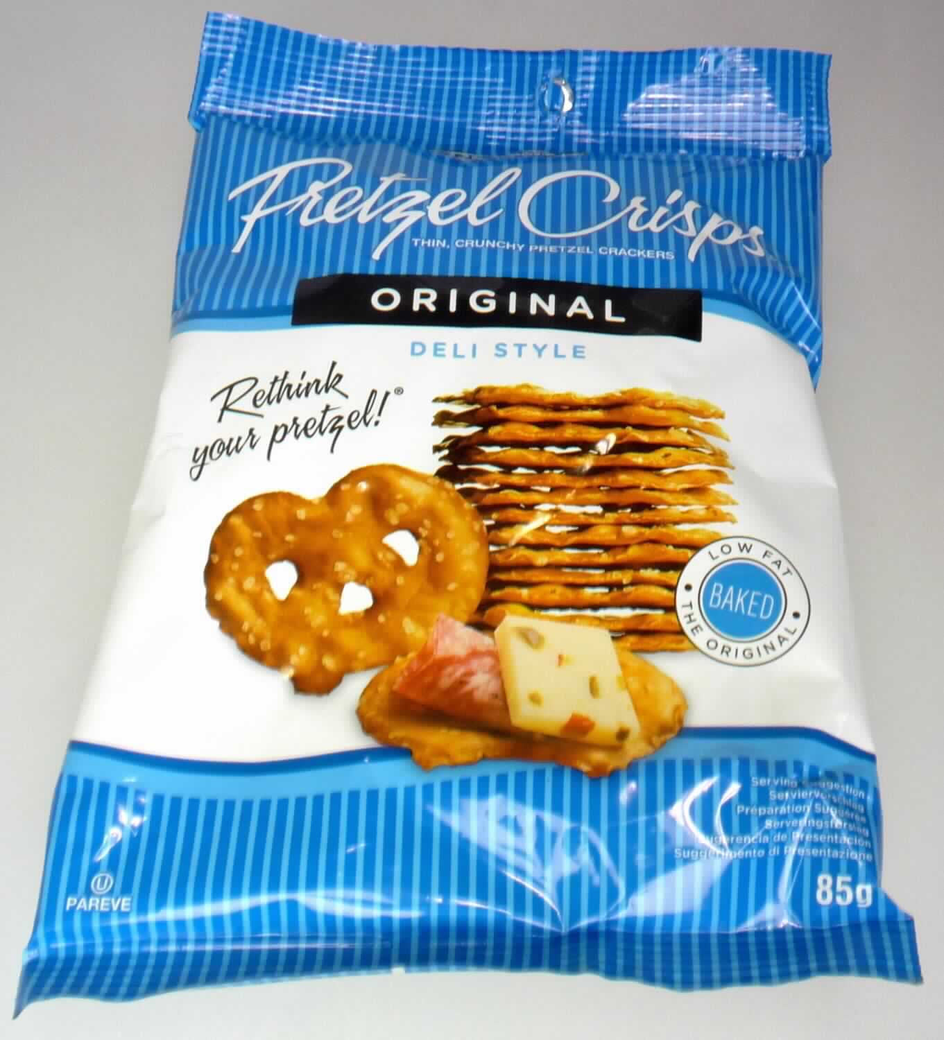 Knuspriges Bretzelgebäck

Antragsangaben: knusprige Bretzeln, Geschmacksrichtung "Original"

Beschreibung des vorgelegten Warenmusters: 
Sehr dünnes, ca. 6 cm x 4 cm großes, brüchiges, braun gebackenes, mit Salz bestreutes Laugen-Knabbergebäck; 
der in eine Bretzelform gebrachte Teig ist beim Backen auf dem Blech auseinandergelaufen und unter leichter 
Blasenbildung gelockert, das fertige Erzeugnis ist daher keksähnlich, vergleichbar mit Crackern, und nicht einer 
handelsüblichen extrudierten Salzbretzel entsprechend.
Geschmack: Salzig, nach knusprigem Laugengebäck.
Verpackung: Mehrsprachig bedruckter blau-weißer Originalschlauchfolienbeutel mit Abbildung eines Servier-
vorschlags, der Aufdruck enthält Angaben zum Erzeugnis (Thin Crunchy Pretzel Crackers - Original), zur 
Füllmenge (85 g), zu den Zutaten (siehe Feld 8) und Nährwertangaben.

Stärke/Glucose*: 50 bis weniger als 75 GHT
Saccharose/Invertzucker/Isoglucose**: 5 bis weniger als 30 GHT
Milchfett***: 0 bis weniger als 1,5 GHT
Milchprotein***: 0 bis weniger als 2,5 GHT

*: festgestellt gemäß VO (EG) Nr. 900/2008, VO (EU) Nr. 118/2010
**: festgestellt gemäß VO (EG) Nr. 900/2008
***: abgeleitet aus der Zutatenliste

Der Zuckerzusatz dient lediglich der Geschmacksabrundung, eine gesüßte Backware liegt nicht vor.

Backware, Kekse und ähnliches Kleingebäck, nicht gesüßt.