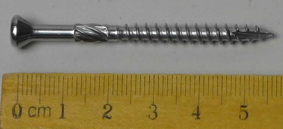 Es handelt sich um Schrauben aus nicht rostendem Stahl mit Senkkopf mit Innensechsrund ("Torx", geschützte Marke) und mit einem nicht bis zum Kopf reichenden, selbstformenden Gewinde mit spitzem Gewindeende mit Schneidkerbe. Die Erzeugnisse weisen zwischen Gewinde und Kopf einen sog. Drallschaft auf. Die Kopfunterseite ist mit vier Fräsrippen versehen.
Gesamtlänge: etwa 60 mm.
- Antragstellerangaben -

Abbildung siehe Anlage.

Derartige Erzeugnisse gehören als "andere gewindeformende Schrauben aus nicht rostendem Stahl" zum TARIC-Code 7318 14 10 90.