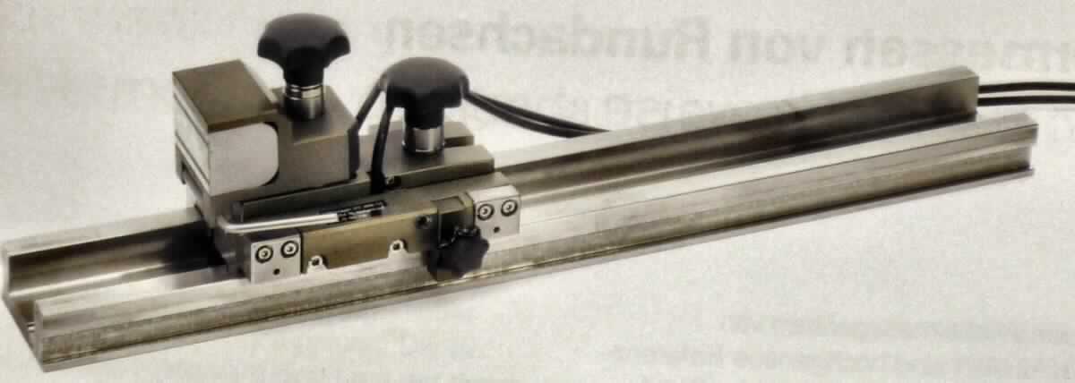 Messgerät zur Überprüfung von Linearachsen, sog. Vergleichsmessgerät, im Wesentlichen bestehend aus einem Maßstab mit einer sehr genauen Zwei-Koordinaten Phasengitter-Teilung und einen berührungslos über die Teilung geführten Abtastkopf mit optischen Vorrichtungen wie z.B. Linsen und Prismen. Der Maßstab ist in ein massives, U-förmiges Stahlprofil eingebettet und wird auf dem Maschinentisch montiert.
Im Montagezustand ist der Abtastkopf über einen Hilfswagen mit dem Maßstab verbunden. Zur Messung wird der Maßstab achsparallel auf dem Maschinentisch gespannt und der Abtastkopf magnetisch an die Maschinenspindel gekoppelt. Anschließend wird der Hilfswagen vom Abtastkopf entfernt. Das Messgerät dient zum Prüfen und Kalibrieren von Werkzeugmaschinen und Messeinrichtungen mit Verfahrwegen bis zu 1520 mm. Mit ihm können lineare und nichtlineare Fehlerverläufe sowie Umkehrfehler von Maschinenachsen bestimmt werden.

äußere Form: siehe Abbildung in der Anlage

Die Ware wird als "optisches Gerät zum Messen oder Prüfen, in Kapitel 90 anderweit weder genannt noch inbegriffen, anderes als von den Unterpositionen (KN) 9031 1000 bis 9031 4910 erfasst" eingereiht.