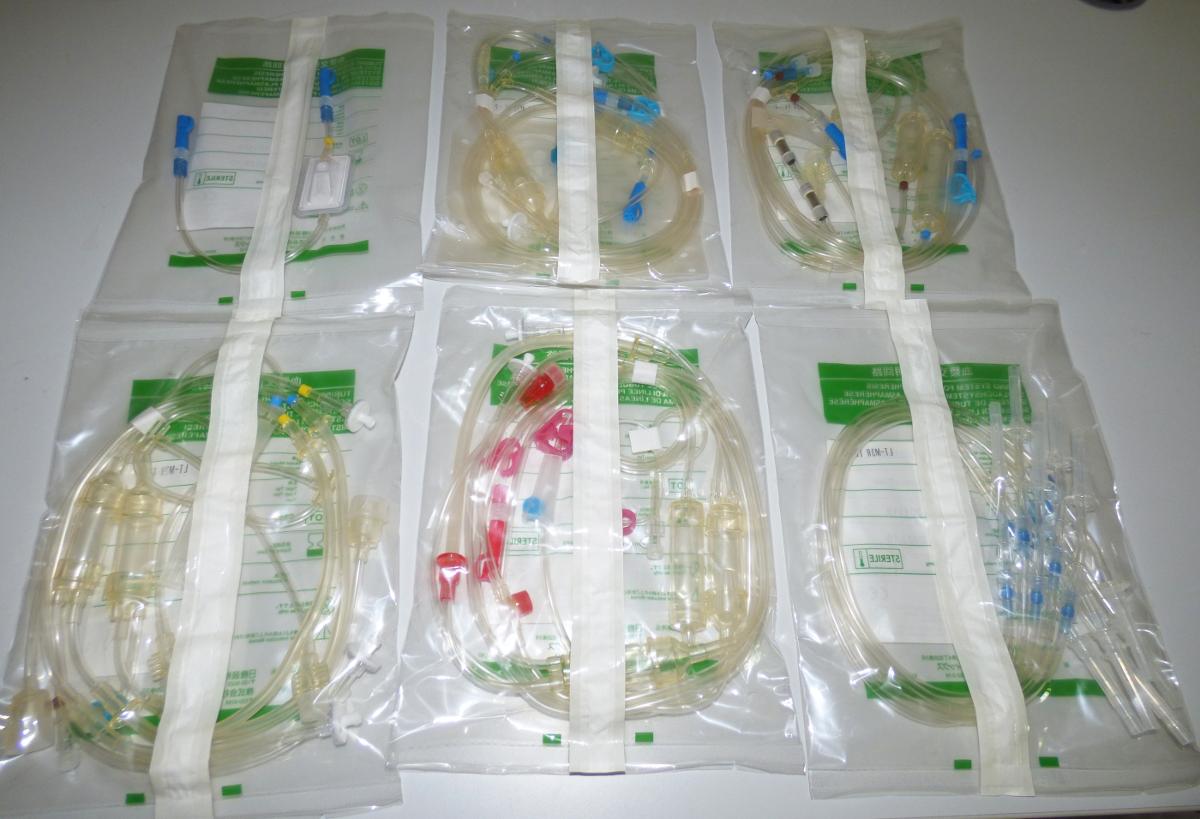 Sog. Schlauchsysteme für Plasmapheresebehandlungen, in Form einer Warenzusammenstellung in Aufmachung für den Einzelverkauf, bestehend  aus folgenden Bestandteilen:
1. Vier separat steril verpackte spezielle Schlauchsysteme für ein medizinisches Apheresegerät: 1. ein Blut vom Patienten ableitendes System mit roter Farbcodierung, 2. ein Blut zurückführendes System mit blauer Farbcodierung, 3. ein System für das abgefilterte Blutplasma, 4. Ein System für die Filterung zwecks Entfernung überschüssiger bzw. pathogener Bestandteile aus dem Plasma. Die Systeme bestehen im Wesentlichen aus verzweigten Kunststoffschläuchen, die zum Einsetzen an der Außenfront eines Apheresegeräts vorgesehen sind. Die ableitenden Schlauchsysteme enthalten vier Tropfkammern, zwei davon mit integriertem Körbchen, Filter, Schlauchklemmen, einer Rollklemme sowie Partikelfilter. Das zuführende System besteht im Wesentlichen aus blau markierten Schlauchleitungen, zwei Tropfkammern, mit und ohne integriertes Körbchen, Filtern, einer Rollklemme, blauen Schlauchklemmen sowie einem Spezialblutbeutel mit serpentinenförmiger Durchflussstrecke. Die beiden anderen Systeme verfügen u. a. über Tropfkammern, Filter, Schlauchklemmen. Die Schlauchsysteme bilden gemeinsam ein Bluttransfusionssystem zur autologen Transfusion. Sie werden an ein medizinisches Apheresegerät zur Blutreinigung angeschlossen und mit speziellen Adsorptionsvorrichtungen (beide nicht Gegenstand dieser vZTA-Entscheidung) und mit dem Blutgefäßsystem des zu behandelnden Patienten verbunden.
2. Fünf Kunststoffschlauchleitungen mit Einstechdornen an beiden Enden als Verbindungsschläuche in einer gemeinsamen Sterilverpackung.
3. Ein Filter in einem rechteckigen Kunststoffgehäuse, mit Schlauchleitungen mit Luer-Lock-Anschluss und blauer Verschlusskappe an beiden Enden.
Alle Bestandteile sind jeweils in einem bedruckten Kunststoffbeutel steril verpackt und gemeinsam mit einer Gebrauchsanleitung in einem mit Produktbezeichnung und Artikelnummer bedruckten Karton aufgemacht.
Zur äußeren Form siehe Abbildung in Anlage.

Die Ware wird als "medizinisches Transfusionsgerät, einschließlich Infusionsgeräte" eingereiht.