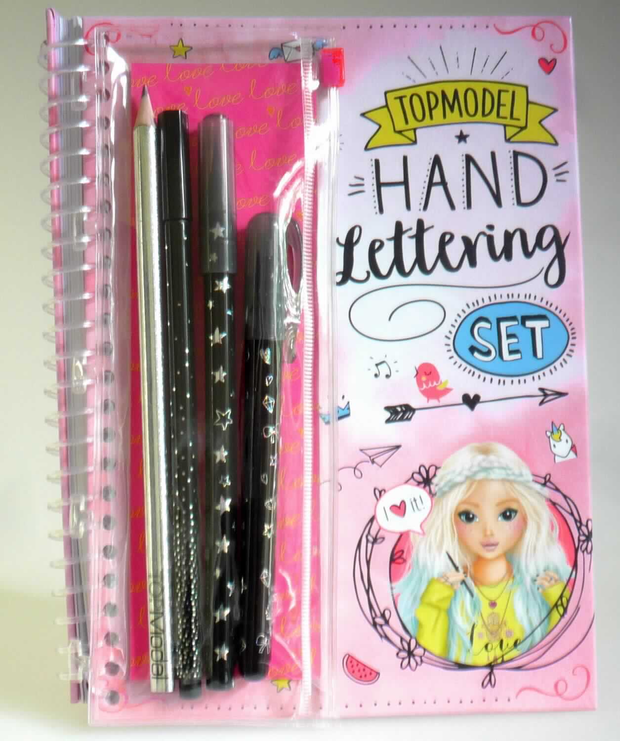 Bei dem sog. "Hand Lettering Set" handelt es sich um eine Warenzusammenstellung in Aufmachung für den Einzelverkauf, bestehend aus:

-	einem Ringbuch mit teilweise bedruckten Seiten, 21x15 cm 
-	einer Schablone aus Kunststoff, 21 x 15 cm
-	einer Kunststofftasche, 21 x 7 cm
-	drei schwarz schreibenden Stiften mit abnehmbarer Schutzkappe (1 Markierstift, 1 Stift mit poröser Spitze, 1 Stift mit Pinselspitze) 13-16 cm
-	einem angespitzten Bleistift, 17 cm.

Der gemeinsame Bedarf besteht im Verzieren und Beschreiben  der Buchseiten mittels Schablone und der Stifte. Die Kunststofftasche zur Aufbewahrung der Stifte und die Schablone lassen sich in das Ringbuch einhaken. 
Im Hinblick auf den Wert des Buches und die Anzahl der Schreibstifte sind diese Waren gegenüber den übrigen Erzeugnissen vorherrschend. Eine weitere Abgrenzung des Buches zu den Stiften ist nicht möglich, so dass eine Einreihung in die zuletzt genannte, der gleichermaßen in Betracht kommenden Positionen erfolgt. 

Die in einem Set aufgemachte Warenzusammenstellung wird als "Schreiber mit poröser Spitze" eingereiht.