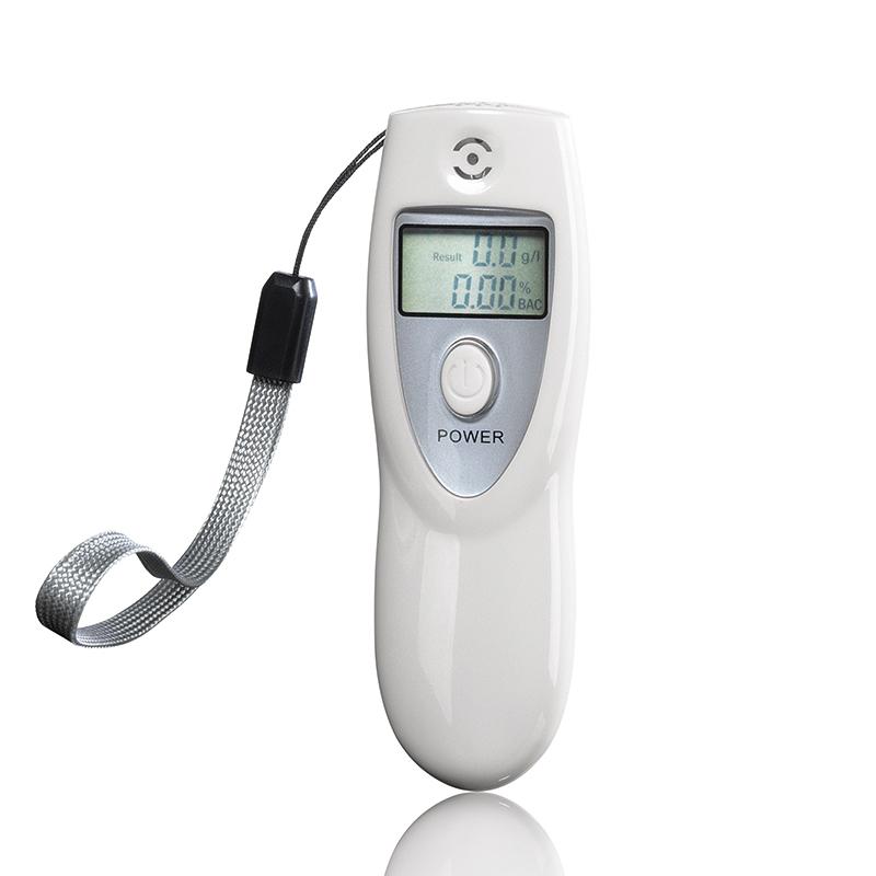Sog. Alkoholtester, in Form einer Warenzusammenstellung, in Aufmachung für den Einzelverkauf, im Wesentlichen bestehend aus:
- einem in Bezug auf die Verwendung charakterbestimmenden Messgerät, 
- zwei noch nicht eingelegten Batterien (daher noch nicht zusammengesetzt),
- einer Handschlaufe und
- einer Gebrauchsanleitung
in einem Blister verpackt und zur Messung der Konzentration von Alkohol in der Atemluft bestimmt.
Das Messgerät besteht aus einem quaderförmigen, abgerundeten Gehäuse aus Kunststoff (10,2 x 3,4 x 1,8 cm), das mit einem Sensor und der dazu gehörenden Elektronik, einem LC-Display, einem Drucktastknopf, einem Summer sowie mit einem Batteriefach ausgestattet ist (zur äußeren Form: siehe Abbildung in der Anlage). 
Zum Testen muss die Atemluft auf den Sensor geblasen werden. Auf dem LCD wird der Wert der Messungen dargestellt (Messbereich: 0 -1,9 g/l (Promille)). 
Die Ware wird als "elektronisches Untersuchungsgerät für Gase" eingereiht.