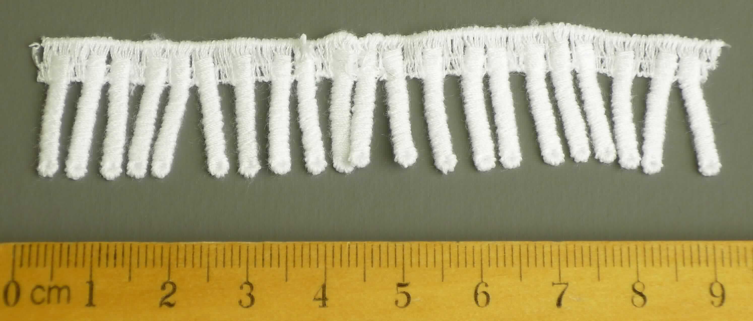 Stickerei, Foto siehe Anlage,
- als Streifen, 
- laut Antrag:
-- mit einer Länge von 13,5 m,
-- aus Polyester (synthetische Chemiefasern),
- mit einem Wert von mehr als 35 EUR je kg Eigengewicht,
- ohne Hinweise auf Handarbeit.

"Ätzstickerei als Streifen, mit einem Wert von mehr als 35 EUR je kg Eigengewicht, nicht handgearbeitet"