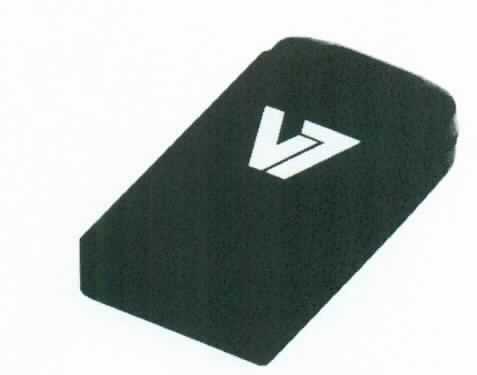 Der sog. "Nano USB-Stick 32 GB Black UHS1" (VPN: VU232GCR-BLK-2E) besteht aus einer zusammengesetzten Ware aus einem charakterbestimmenden USB-Stick, mit einer Leiterplatte, bestückt mit einem elektronischen Flash-Speicherbaustein und anderen integrierten Schaltungen (Controller) sowie passiven diskreten Bauelementen (Kondensator, Widerstände) in einem Gehäuse aus gebürstetem Aluminium mit angebrachtem Schlüsselring. Der USB-Stick besitzt eine USB 2.0-Anschlussvorrichtung, wird ohne Aufzeichnungen geliefert und die Speicherkapazität beträgt 32 GB. Das Erzeugnis hat Abmessungen von: 23 x 12 x 5 mm und ein Gewicht von 1,2 g.
Nach Anschluss an eine USB Schnittstelle bestimmter Geräte ist der Speicherstick als nicht flüchtiger Datenspeicher zur Datenaufzeichnung und -wiedergabe geeignet. Der USB-Stick wird in einer Blisterverpackung geliefert.

Die Ware wird als "Halbleiter-Aufzeichnungsträger mit nicht flüchtiger Halbleiterspeichervorrichtung, ohne Aufzeichnung" eingereiht.

Anlage: 1 Abbildung