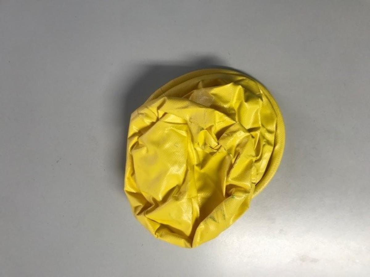 Angaben:
Überlebensausstattung(Survival Kit) für zivile Luftfahrzeuge; Warenzusammenstellung in Aufmachung für den Einzelverkauf, bestehend aus einer Überlebens-Bedienungsanleitung, Schwämmen, Rettungsboot Reparatur Set, Farbmarkierer (um Wasser rot zu färben, um auf sich Aufmerksam zu machen), Verbandsmaterial und Pflaster, Pfeife, Taschenlampe, Wasser in Trinkbeuteln, Taschenmesser, Spiegel, Signalleuchten und Aufbewahrungsbeutel.

Befund:
Feuerwerkskörper, Signalraketen, Raketen zum Wetterschießen und dergleichen, Knallkörper und andere pyrotechnische Artikel.
Warenzusammenstellung, bei der die Signalraketen aufgrund des Wertes als charakterbestimmend angesehen werden.