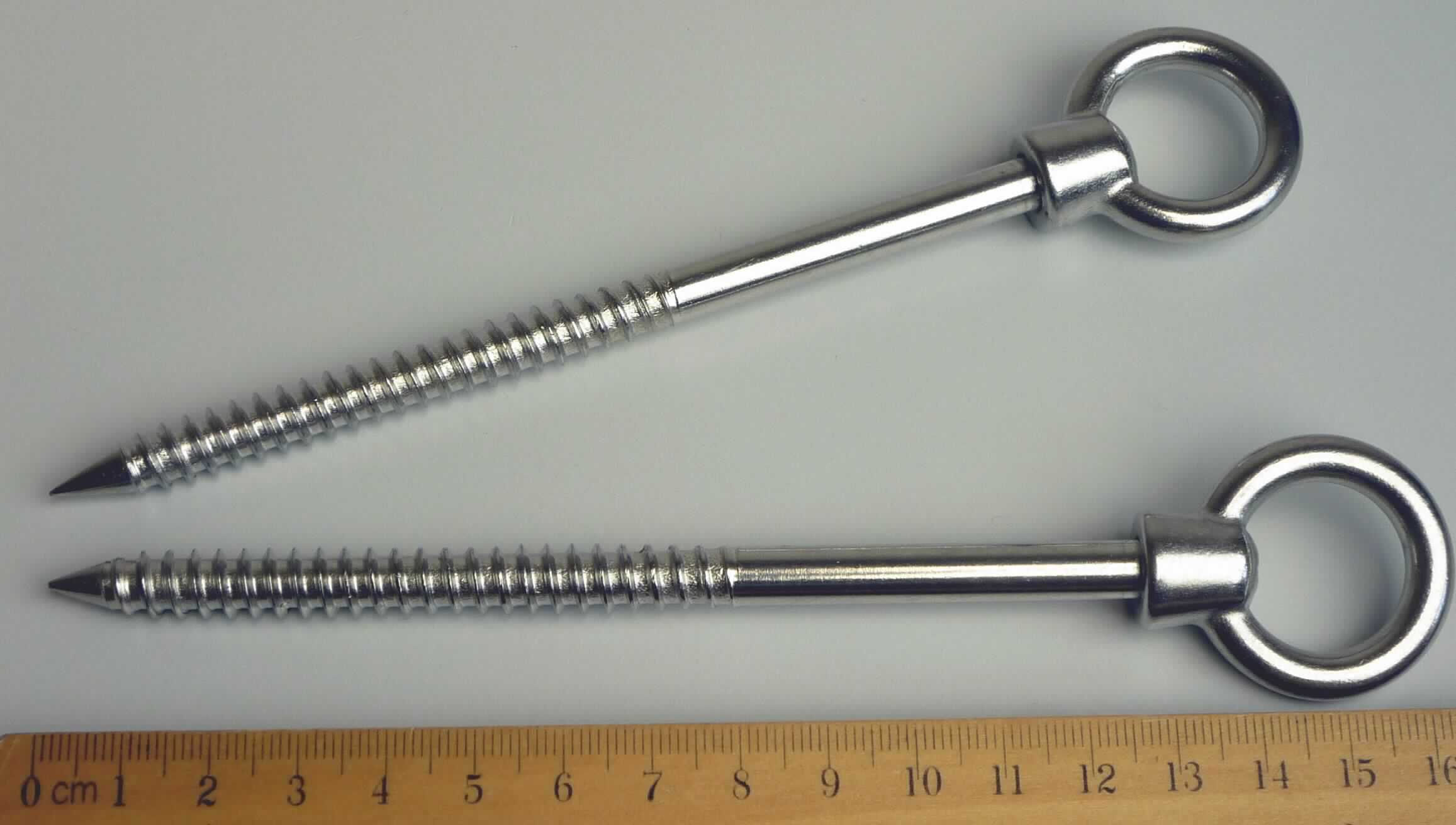 Es handelt sich um Schrauben aus Stahl, die an einem Ende mit einem metrischen Außengewinde (M8) versehen sind. Ein Ende ist zu einer Spitze, das andere zu einer geschlossenen Öse ausgearbeitet (Innendurchmesser ca. 20 m).
Die Erzeugnisse dienen zum Befestigen eines Sonnensegels an der Wand und sind zu je zwei Stück in einer Kunststofftüte verpackt.
-Antragstellerangaben-

Abbildung siehe Anlage.

Derartige Erzeugnisse gehören als "Ring- und Ösenschrauben aus Stahl, mit Gewinde, nicht für bestimmte Luftfahrzeuge" zur Codenummer 7318 1300 90 0 des Zolltarifs.
