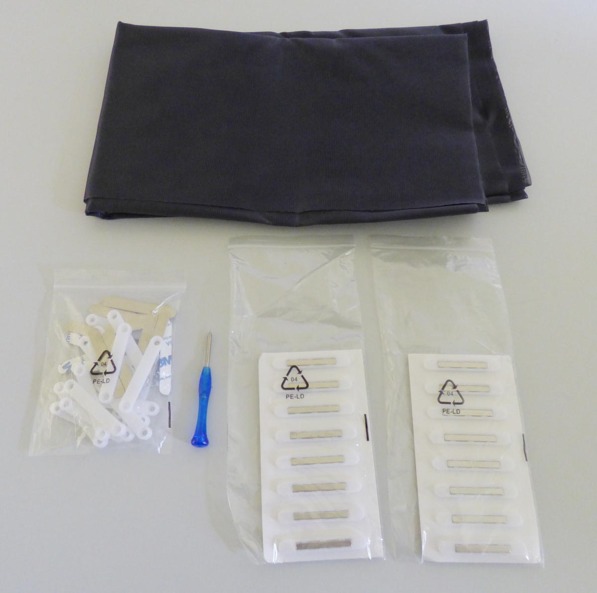 Insektenschutzgitter, sog. Moskitonetz mit Pollenschutz, Art. 03322, Foto siehe Anlage,
- Warenzusammenstellung, bestehend aus einem Insektenschutzgitter, jeweils 16 Verschlussstücken,
  Magnethalterungen und selbstklebenden Metallplättchen, in einem Polybeutel mit Montagematerial
  und einer Montageanleitung für den Einzelverkauf aufgemacht und zur Befriedigung eines speziellen
  Bedarfs zusammengestellt,
- Insektenschutzgitter (Kettengewirke):
-- rechteckig zugeschnitten; laut Antrag in den Abmessungen von ca. 130 cm x 150 cm,
-- aus synthetischen Chemiefasern,
-- gefärbt, 
-- ohne Flor- oder Schlingenoberfläche,
-- keine Elastomergarne oder Kautschukfäden enthaltend,
-- soll zur Verwendung als Insektenschutzgitter an Fenstern angebracht werden; stellt sich nicht als
   Gewirke im Sinne der Unterpositions-Anmerkung 1 zu Kapitel 60 dar,
- Magnethalterungen:
-- in den Abmessungen von ca. 0,7 mm x 5,5 cm,
-- aus augenscheinlich unedlem Metall und Kunststoff,
-- dienen laut Antrag der Fixierung des Insektenschutzgitters am Fensterrahmen,
- Metallplättchen:
-- in den Abmessungen von ca. 0,7 mm x 5,5 cm,
-- aus augenscheinlich unedlem Metall,
-- selbstklebend, mit einer Schutzfolie versehen,
-- dienen laut Antrag als Auflagefläche für die Magnethalterungen,
- Verschlussstücke:
-- in den Abmessungen von ca. 0,7 mm x 5,5 cm,
-- aus augenscheinlich Kunststoff,
-- dienen laut Antrag der zusätzlichen Fixierung des Insektenschutzgitters am Fensterrahmen,
- insbesondere im Hinblick auf den Umfang und die Bedeutung in Bezug auf die Verwendung
  (Insektenschutzgitter) bestimmt das Kettengewirke den Charakter der Warenzusammenstellung.

"Kettengewirke, anderes als in den Positionen 6001 bis 6004 genannte, aus synthetischen Chemiefasern,
 anderes als in der Unterposition 6005 35 genannte, gefärbt"