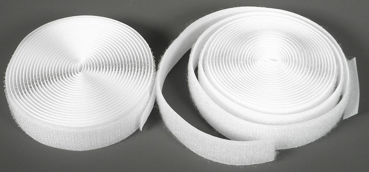 Bänder, sog. Klettband zum Annähen, Foto siehe Anlage,
- in einem Polybeutel mit bedrucktem Pappeinleger verpackt,
- jeweils mit einer Breite von laut Antrag 2 cm und einer Länge von ca. 3 m,
- bestehend aus einem Hakenband (Samtgewebe mit Flor) und einem Flauschband (Schlingengewebe
  mit Flor), beide aus synthetischen Chemiefasern (laut Antrag Polyester),
- an den beiden Längsseiten mit unechten Webkanten,
- an den Schmalseiten lediglich geschnitten (nicht konfektioniert).

"Bänder, keine Waren der Position 5807, aus Samt bzw. aus Schlingengewebe nach Art der Frottier-
 gewebe, aus Chemiefasern"