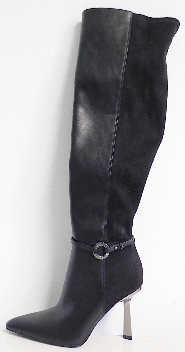 Stiefel, Größe 37, Foto siehe Anlage,
- mit Laufsohlen aus laut Antrag Kunststoff,
- mit Oberteil aus Kunststoff (Spinnstoff mit einer mit bloßem Auge wahrnehmbaren Außenschicht
  aus Kunststoff; den größten Teil der Außenfläche bildend) und Spinnstoff,
- an der Innenseite mit Reißverschluss,
- oberhalb der Knöchel mit Zierriemen, die mit einem Ring aus unedlem Metall
  verbunden sind,
- den Knöchel und die Wade bedeckend,
- ohne Metallschutz in der Vorderkappe
- mit einem ca. 10,5 cm hohen Pfennigabsatz.

"Schuhe, andere als in der Position 6401 genannte, mit Laufsohlen und Oberteil aus Kunststoff,
 andere als in den Unterpositionen (HS) 6402 12 bis 6402 20 genannte, den Knöchel bedeckend,
 andere als in der Unterposition (KN) 6402 9110 genannte"