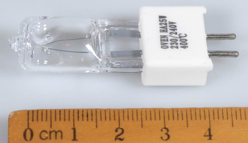 JCD Halogen Backofenlampe 25W GZ5,3 400° 230V klar Oven HA SIL,
EAN 4059456006957 (Abbildung siehe Anlage)
- aus einem mit Halogen gefüllten Glaskörper mit Metalldraht
  (Wolframwendel) und einem GZ5,3 Sockel mit zwei Kontaktstiften,
  Abmessungen: Länge inkl. Stifte 56 mm, Durchmesser 14 mm,
- für eine Spannung von 230 - 240 VAC bei einer Leistung von 25 W
  und für Temperaturen von bis zu 400 °C,
- zur Verwendung als Leuchtmittel in Backöfen bestimmt;
- in einem bedruckten Verkaufskarton verpackt.

"Elektrische Wolfram-Halogen-Glühlampe, nicht von der für Krafträder
oder andere Kraftfahrzeuge verwendeten Art, für eine Spannung von
mehr als 100 V, nicht für die elektrische Beleuchtung; Halogen-Backofenlampe"