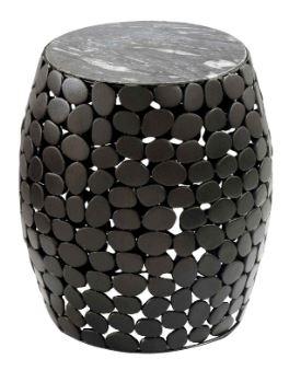 Es handelt sich bei dem „Beistelltisch Marmor“ um ein aus verschiedenen Stoffen zusammengesetztes Möbel in Form eines Tisches.
Das Erzeugnis besteht im Wesentlichen aus einem runden Metallgestell und einer runden Platte aus Marmor; 40 cm x 40 cm x 46 cm (B x T x H).

Aufgrund der Bedeutung als Stabilität verleihendes Element (tragendes Gestell) und aufgrund des höheren Wertes bestimmt das Metall den stofflichen Charakter der Ware.

Das Möbel ist dazu bestimmt, auf den Boden gestellt zu werden und dient der Einrichtung von Wohnungen.

Die verpackte Ware wird als "anderes als in den Positionen 9401 bis 9402 erfasstes Möbel, aus Metall, nicht von der in Büros verwendeten Art, kein Bett" eingereiht.