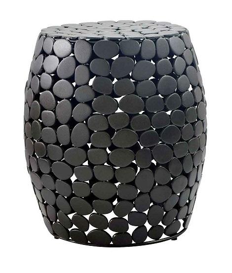 Bei dem Erzeugnis handelt es sich um einen Beistelltisch aus unedlem Metall.

Der im orientalischen Design gehaltene Tisch mit den Abmessungen 40 cm x 40 cm x 46 cm (B x T x H) verfügt über eine runde Ablagefläche. Er besteht vollständig aus annähernd ovalen Plättchen. 

Das auf den Boden zu stellende Erzeugnis dient der Einrichtung in Wohnungen.

Die verpackte Ware ist als "anderes als in den Positionen 9401 bis 9402 erfasstes Möbel aus Metall, nicht von der in Büros verwendeten Art, kein Bett" einzureihen.