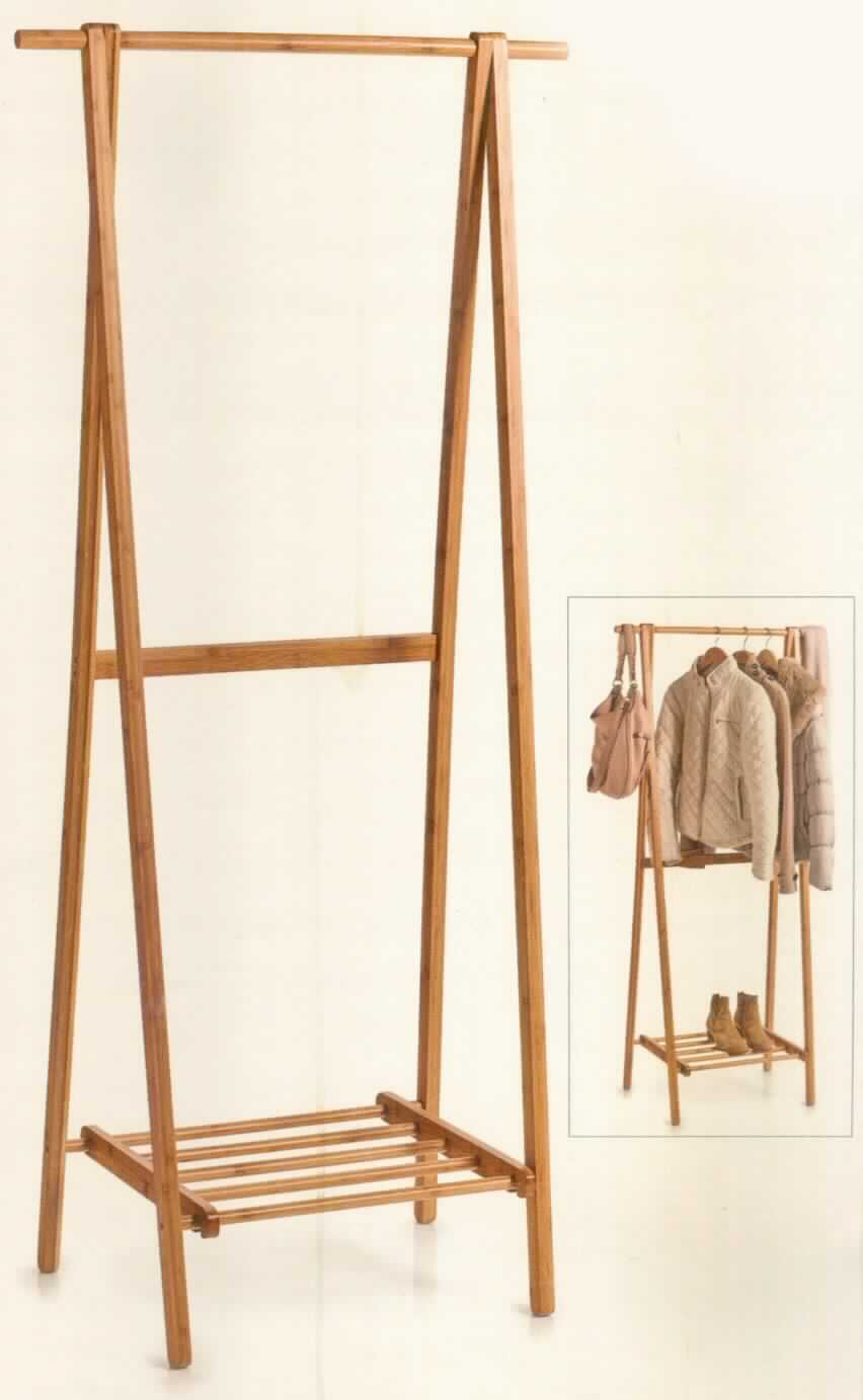 Bei der als " Art. 13598 Garderobenständer, Bamboo" bezeichneten Ware handelt es sich um einen Garderobenständer mit den Abmessungen von ca. 73,5 x 44,5 x 159 cm (B x T x H) aus Bambus, bestehend aus einem A-förmig stehenden Gestell mit einer aus fünf Querstreben bestehenden Schuhablage, einer der Stabilität dienenden Querstrebe und einer am oberen Ende durch das Gestell führenden Stange. 

Die Ware ist noch nicht zusammengesetzt in einem Karton verpackt und nach dem Zusammenbau dazu bestimmt, auf den Boden gestellt zu werden, um als Garderobe für Kleidungsstücke und Schuhe zu dienen. Hinweise auf Handarbeit liegen nicht vor.

Die Ware ist als "anderes als von den Positionen 9401 und 9402 erfasstes Möbel, aus Bambus, nicht handgearbeitet" einzureihen.