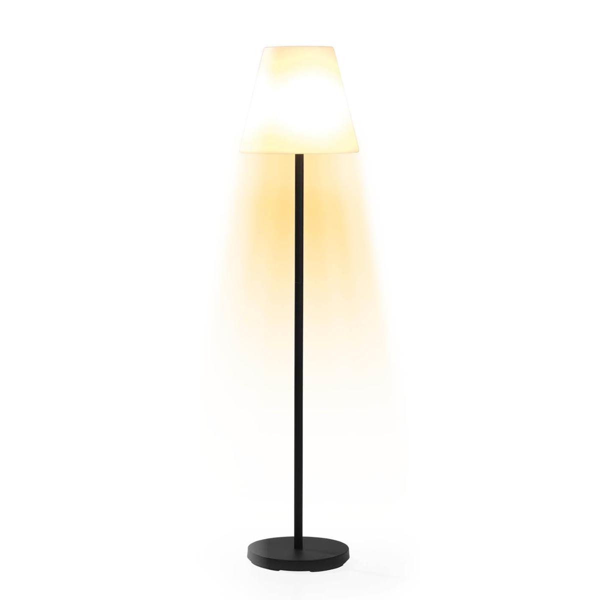Bei der sog. „Solar-Standleuchte Out- & Indoor“, handelt es sich um eine elektrische Tisch- bzw. Stehleuchte in drei Größen (Maße ca. d: 34 cm x H: 70/110/150 cm) zur Verwendung im Innen- und Außenbereich. Sie besteht aus einem runden Leuchtenfuß mit einem stabförmigen Ständer (bestehend aus drei Stangenteilen), beides aus Zement mit einer Polypropylenbeschichtung und einem konischen Leuchtenkopf aus Polyethylen. Neben einer LED-Lichtquelle sind weitere elektrische Bauteile, wie ein Ein-/Ausschalter, Akkumulator, Tageslichtsensor und Solarmodul montiert. Die Leuchte ist mit einem Netzteil und einem Ladekabel ausgestattet und kann in drei Helligkeitsstufen betrieben werden.

Da das Erzeugnis sowohl als Steh- bzw. Tischleuchte zur Verwendung in Innenräumen als auch zur Verwendung im Außenbereich konzipiert ist, ist es in die zuletzt genannte Unterposition der gleichermaßen in Betracht kommenden Unterpositionen einzureihen.

Im Hinblick auf die Bedeutung in Bezug auf die Verwendung als Steh- bzw. Tischleuchte bestimmt der Zement als stabilitätsverleihendes Element gegenüber dem lichtlenkenden Lampenschirm aus Kunststoff den Charakter der Leuchte.

Das Erzeugnis ist in einem bedruckten Karton verpackt.

Hinweise auf Handfertigung liegen nicht vor.

Das Erzeugnis ist als "elektrischer Beleuchtungskörper, anderweit weder genannt noch inbegriffen, nicht von den Unterpositionen (HS) 9405 11 bis 9405 41 erfasst, ausschließlich zur Verwendung mit LED-Lichtquellen bestimmt, kein Scheinwerfer, aus Zement, nicht handgearbeitet" einzureihen.