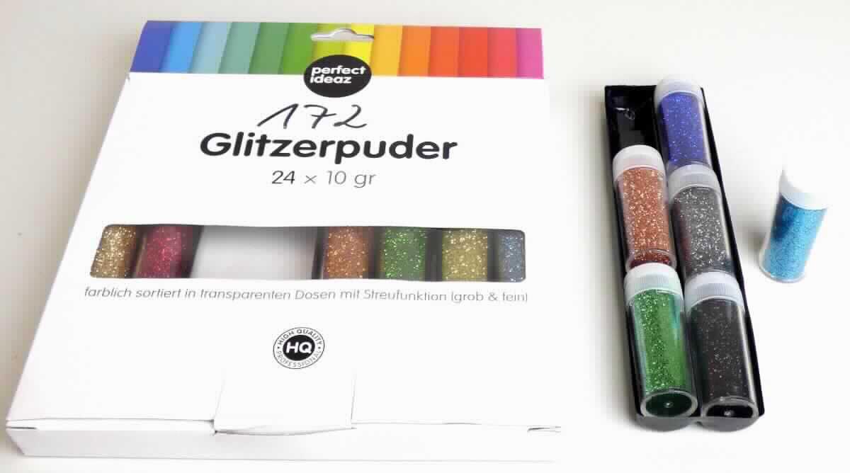 Angaben des Antragstellers: 
Glitzerpuder, Puder aus gefärbten zerkleinerten Kunststoffen

Untersuchungsergebnisse an einem Warenmuster:
Es wurden 24 unterschiedlich gefärbte Glitzerpuder, in verschiedenen Größen vorgelegt. Die Puder sind in kleinen Dosen a 10 g verpackt. Alle Dosen sind in einer Verkaufsverpackung aus Pappkarton aufgemacht. Es liegt ein Polyester vor, der mit anderen Kunststoffen (Melaminharz) gemischt ist.

Befund:
Es liegt ein anderer gesättigter Polyester in Primärform der Unterposition (KN) 3907 9980 vor.