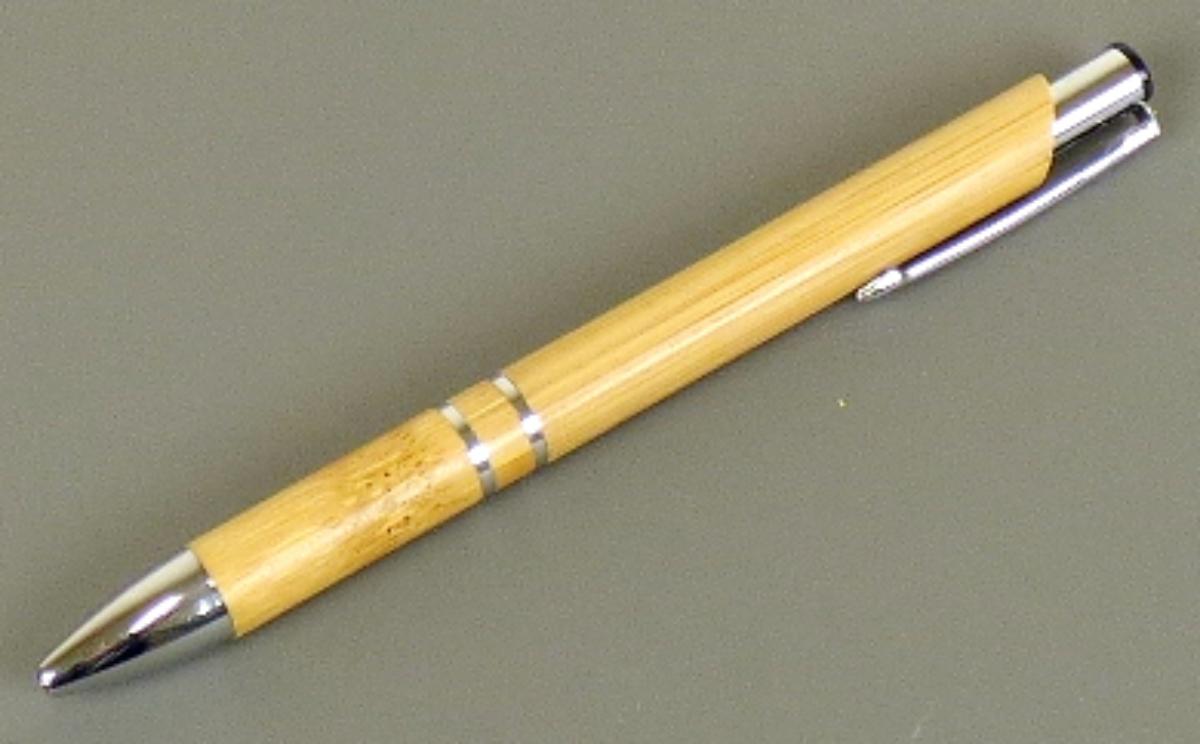 Bei dem sog. "Bambus Kugelschreiber" (Art. 14551) handelt es sich um einen ca. 14 cm langen Kugelschreiber. Dieser bestehend aus einem aufschraubbaren Kugelschreibergehäuse aus Bambus-Holz und Metallclip, mit einer auswechselbaren Mine mit blauer Schreibfarbe (keine flüssige Tinte) sowie Metallkugel an der Spitze.
Die Kugelschreibermine kann durch Druckmechanismus ein- und ausgefahren werden.

Die Ware ist als "Kugelschreiber, nicht mit flüssiger Tinte, mit auswechselbarer Mine" einzureihen