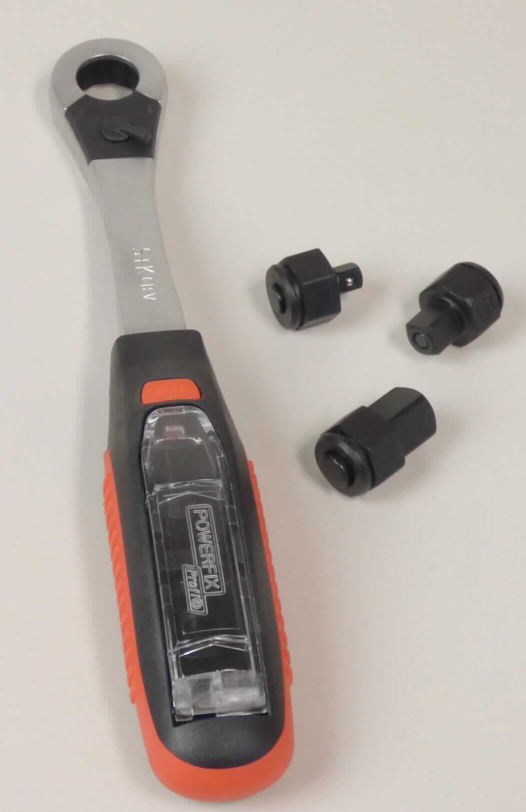 "Ratsche 3 in 1";
Set, bestehend aus

- einer noch nicht zusammengesetzten Ratsche, bestehend aus (Griff)
- - einem mit freiem Arm zu handhabenden, länglichen Antriebsteil aus Stahl, das an 
    einer Seite mit einem Griffteil aus Kunststoff ausgestattet ist und auf der anderen Seite
    zu einem Innenvielzahn mit links- / rechtsgängiger Ratschfunktion ausgestattet ist
- - einem Adapter aus Stahl, auf einer Seite zu einem Sechskant, auf der anderen
    Seite zu einem Vierkant (6,3 mm) ausgearbeitet sowie mit einem federgelagertem
    Schnellauswurf versehen
- - mit einem Aufbewahrungsfach für die nachfolgend beschriebenen Adapter versehen
- - Stahl bestimmt gegenüber Kunststoff den Charakter des aus verschiedenen Stoffen
    bestehenden Erzeugnisses
- - zur Aufnahme von auswechselbaren Steckschlüsseleinsätzen aus unedlem Metall

- zwei weiteren Adaptern (10 und 12,5 mm) aus Stahl

- gemeinsam auf einer Pappunterlage aufgeblistert

Abbildung siehe Anlage.

Derartige Erzeugnisse gehören als "Teile aus unedlem Metall von auswechselbaren Steckschlüsseleinsätzen aus unedlem Metall mit Griff" zum TARIC-Code 8204 2000 00.