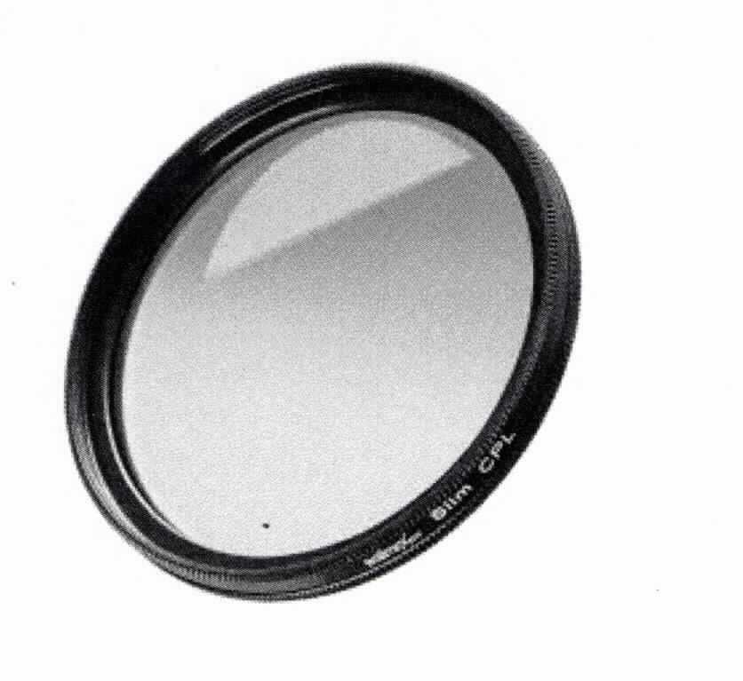 walimex pro Polfilter zirkular slim 95 mm, Artikelnummer: 21659, in Form eines runden, in einem Metallrahmen gefassten Polarisationsfilters aus einer optisch bearbeiteten Glaslinse, mit einer Filterfolie mit optischem Gitter und einer Lambda/4-Verzögerungsplatte.
Der Polfilter lässt nur das Licht einer bestimmten Schwingungsebene passieren und filtert so die übrigen Lichtstrahlen.Dadurch werden bei Fotografien Spiegelungen auf z.B. Glas - und Wasseroberflachen vermindert und die Farbsättigung wird erhöht, die Kontraste werden verstärkt. Die durch das optische Gitter erzeugten linearen Lichtstrahlen werden durch die Lambda/4-Verzögerungsplatte zu zirkular polarisiertem Licht.
Das Erzeugnis ist in einer passenden, für die dauerhafte Aufbewahrung geeigneten Schutzhülle verpackt.
Zur äußeren Form siehe Abbildung in Anlage.

Die Ware wird als "optisches Element, aus Stoffen aller Art, für Instrumente und Geräte, gefasst, nicht aus nicht optisch bearbeiteten Glas, Filter, keine Ware der Unterposition (TARIC) 9002 2000 10" eingereiht.