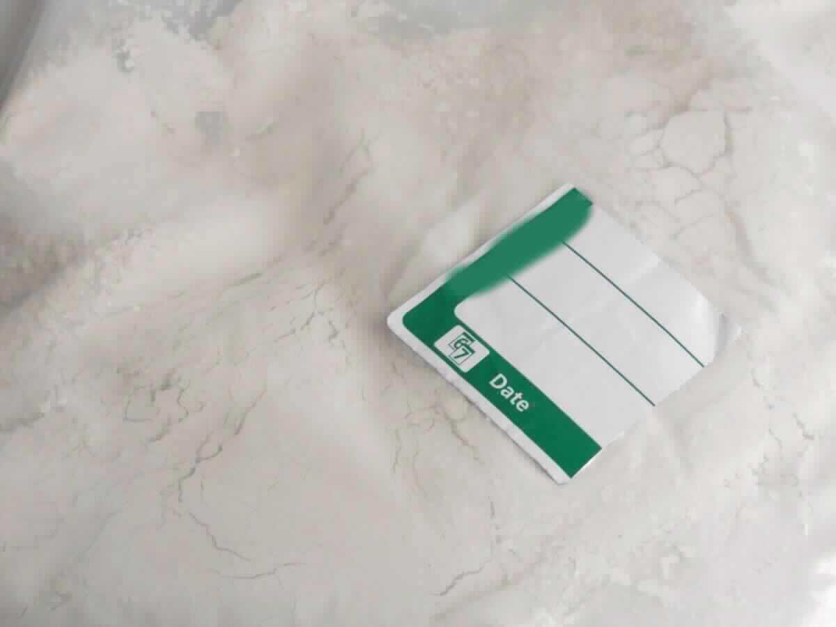 Angaben: 
Reisprotein; für die Verwendung in der Lebensmittelindustrie.

Warenbeschaffenheit:
Beigefarbenes Pulver, verpackt in einem Musterbeutel (mit einem Proteingehalt bezogen auf den Trockenstoff von mehr als 85 GHT).

Befund: 
anderer Eiweißstoff