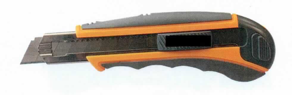 Warenzusammenstellung in Aufmachung für den Einzelverkauf, bestehend aus 

- einem Cuttermesser (charakterbestimmend)

- - mit schneidender, diagonaler, nicht feststehender, mit Sollbruchstellen versehenen Klinge
    aus unedlem Metall (arbeitender Teil); einer Führungsschiene ebenfalls aus unedlem Metall, 
    sowie einem Gehäuse und einem Klingenschieber aus Kunststoff

- - mit einem herausnehmbaren Klingenmagazin und einer Arretierungsvorrichtung ausgestattet; 
    durch das Vorschieben des Schiebers erfolgt eine automatische Klingennachführung

- sieben weitere Abbrechklingen, die im Innern des Griffes eingelegt sind 

- in einer Blisterverpackung aufgemacht

Abbildung siehe Anlage.

Derartige Erzeugnisse gehören als "Messer (kein Messer der Position 8208) mit schneidender, 
nicht feststehender Klinge aus unedlem Metall" zur Codenummer 8211 9300 00 0 des 
Zolltarifs (ZT).