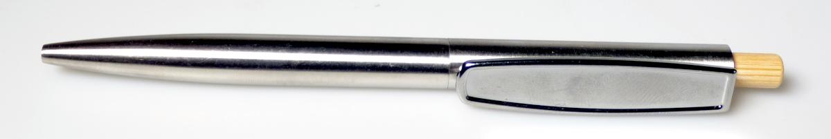 Es handelt sich um einen Kugelschreiber mit auswechselbarer Mine und pastöser Schreibpaste, ca. 14 cm lang.
Das Schreibgerät besteht im Wesentlichen aus einem Metallgehäuse mit Halteclip und einer mit einer Metallkugel an der Schreibspitze ausgestatteten Mine.

Die verpackte Ware als "Kugelschreiber, nicht mit flüssiger Tinte, mit auswechselbarer Mine" einzureihen.