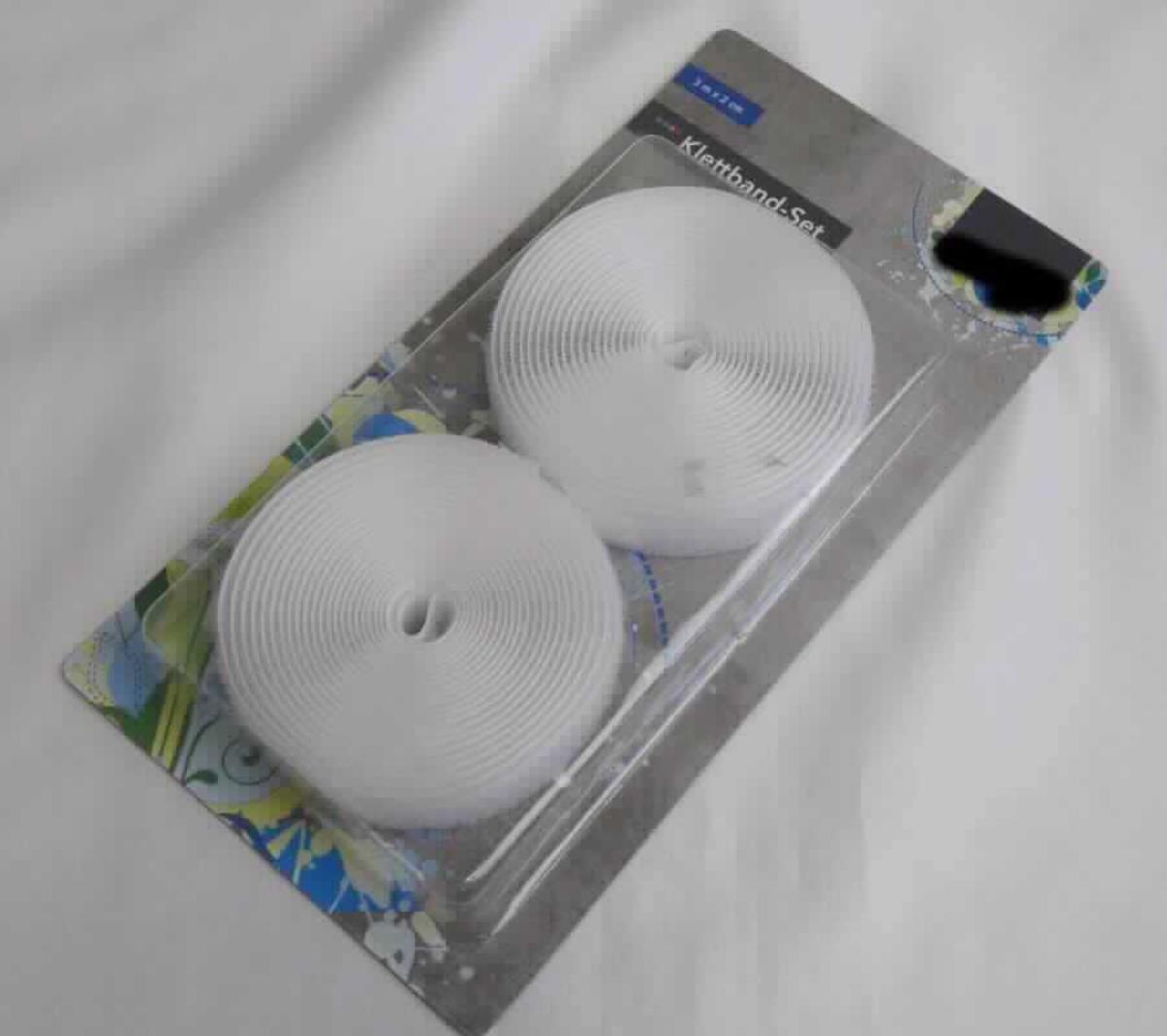 Bänder, Foto siehe Anlage,
- in einer Blisterpackung verpackt,
- jeweils mit einer Breite von laut Antrag 2 cm und einer Länge von ca. 3 m, 
- bestehend aus einem Hakenband (Samtgewebe mit Flor) und einem Flauschband (Schlingengewebe mit Flor), 
  beide aus synthetischen Chemiefasern (laut Antrag Polyester), 
- an den beiden Längsseiten mit unechten Webkanten, 
- an den Schmalseiten lediglich geschnitten (nicht konfektioniert).

"Bänder, keine Waren der Position 5807, aus Samt bzw. aus Schlingengewebe nach Art der Frottiergewebe, aus 
 Chemiefasern"