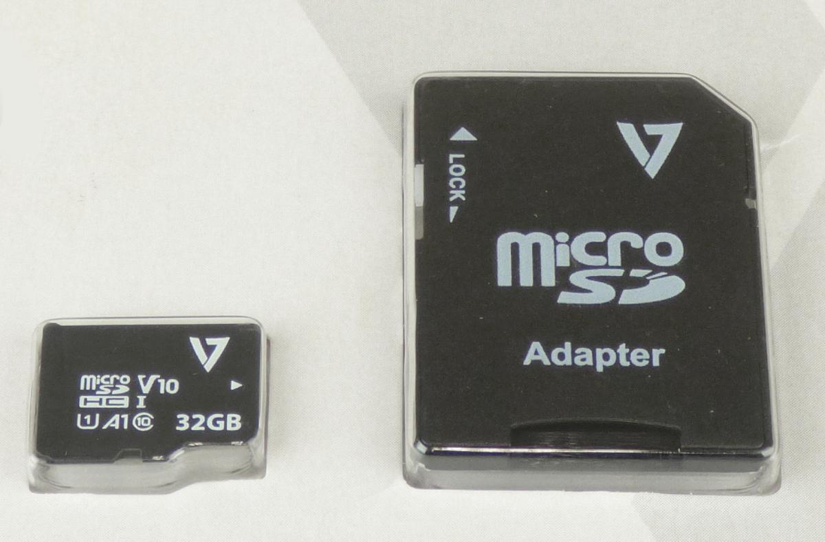 Sog. MicroSDHC UHS-I Karte (SKU: CA06012), bestehend aus
- einer mit einem Speicherbaustein und einem Chipcontroller bestückten Leiterplatte in einem rechteckig geformten Gehäuse (Abmessungen ca. 11 x 15 x 1 mm) mit einer 8-pin Anschlussleiste
   und mechanischem Schreibschutz
- mit einer Speicherkapazität von 32 GB,
- ohne Aufzeichnung,
- zur Verwendung in unterschiedlichen Geräten geeignet (z.B. Digitalkameras, Mobiltelefone),
- zusammen mit einem SD-Karten Adapter in einer gemeinsamen Verkaufsumschließung.

Die MicroSDHC-Karte bestimmt den Charakter der Warenzusammenstellung.

Die Ware ist als "nicht flüchtige Halbleiterspeichervorrichtung, Halbleiter-Aufzeichnungsträger, ohne Aufzeichnung" einzureihen.

Anlage: 1 Abbildung