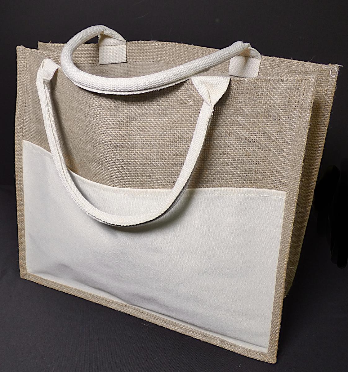 Einkaufstasche, Foto siehe Anlage,
- mit verschiedenen Außenseiten aus Spinnstoffen (Gewebe aus laut Antrag Baumwolle
  und Gewebe aus laut Antrag Jute); an der Innenseite mit Kunststoff bestrichen,
- mit zwei gepolsterten Tragegriffen,
- an der Vorderseite mit einem aufgesetzten, offenen, bedruckbaren Einsteckfach,
- das Hauptfach ist oben offen,
- - ungefüttert; ohne Inneneinteilung,
- mit den Abmessungen: ca. 40 cm (Breite) x 36 cm (Höhe) x 14 cm (Tiefe),
- ohne Hinweise auf Handarbeit.

"Einkaufstasche, mit Außenseite aus Spinnstoffen, nicht handgearbeitet"
