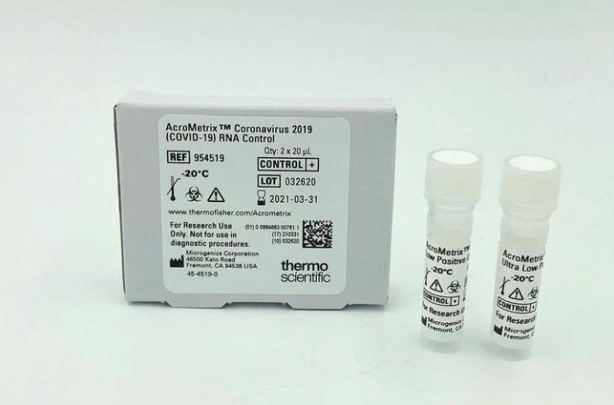 Angaben:
Kontrollmaterial-Kit für das Virus SARS-CoV-2 für die PCR-Analytik. Das Kontrollmaterial besteht aus spezifischen Gensequenzen des Virus aus synthetischer RNA und liegt in einer Pufferlösung vor. Im Kit sind zwei Lösungen unterschiedlicher Konzentration enthalten (500 Kopien/µL und 1000 Kopien/µL)

Befund:
Verschiedene Erzeugnisse der chemischen Industrie; Diagnostik- oder Laborreagenzien auf einem Träger und zubereitete Diagnostik- oder Laborreagenzien, auch auf einem Träger, ausgenommen Waren der Position 3002 oder 3006.