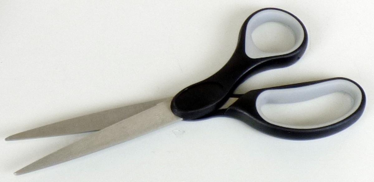"Allzweckschere";

- mit freiem Arm zu handhabendes Erzeugnis

- aus zwei um einen Stift x-förmig beweglich gelagerten Scherenblättern aus nichtrostendem Stahl, 
  die mit zwei Griffschalen aus Kunststoff verbunden sind

- zur leichteren Handhabung sind die Enden der Griffschalen jeweils zu einer Öse zum Durchstecken
  des Daumens oder eines anderen Fingers ausgearbeitet

- in einer Einzel-Geschenk-Verpackung aus Pappe mit Schaumstoffeinlage aufgemacht

Abbildung siehe Anlage.

Derartige Erzeugnisse gehören als "Scheren, mit arbeitendem Teil aus unedlem Metall" zur Codenummer 8213 0000 00 0 des Zolltarifs.