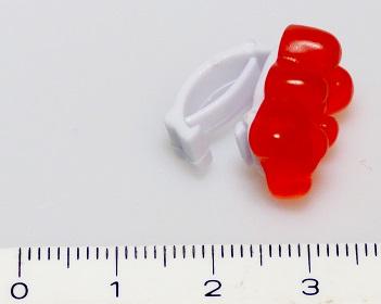 Bei den durch ein Warenmuster veranschaulichten Erzeugnissen handelt es sich um Fantasieschmuck zur Verzierung von Schuhen, Hüten, Taschen, Kleidern und vergleichbaren Dingen, die von Personen getragen werden. Die sog. „Schuhclips“ bestehen aus Kunststoff und stellen einen stilisierten Bären dar (in Form eines „Gummibärchens“ – Abmessungen ca. 1,6 cm Höhe x ca. 1 cm Breite x ca. 0,5 cm Tiefe) mit einem Verschlussclip auf der Rückseite.
- Angaben laut Antragstellerin -

Die Erzeugnisse sind auf Grund ihrer objektiven Beschaffenheitsmerkmale (Material, Größe, Ausgestaltung) dazu geeignet, als Fantasieschmuck getragen zu werden.

Abbildung siehe Anlage.

Derartige Erzeugnisse gehören als "anderer (als in den TARIC-Codes 7117 1100 00 bis 7117 1900 90 genannter) Fantasieschmuck" zum TARIC-Code 7117 9000 00.